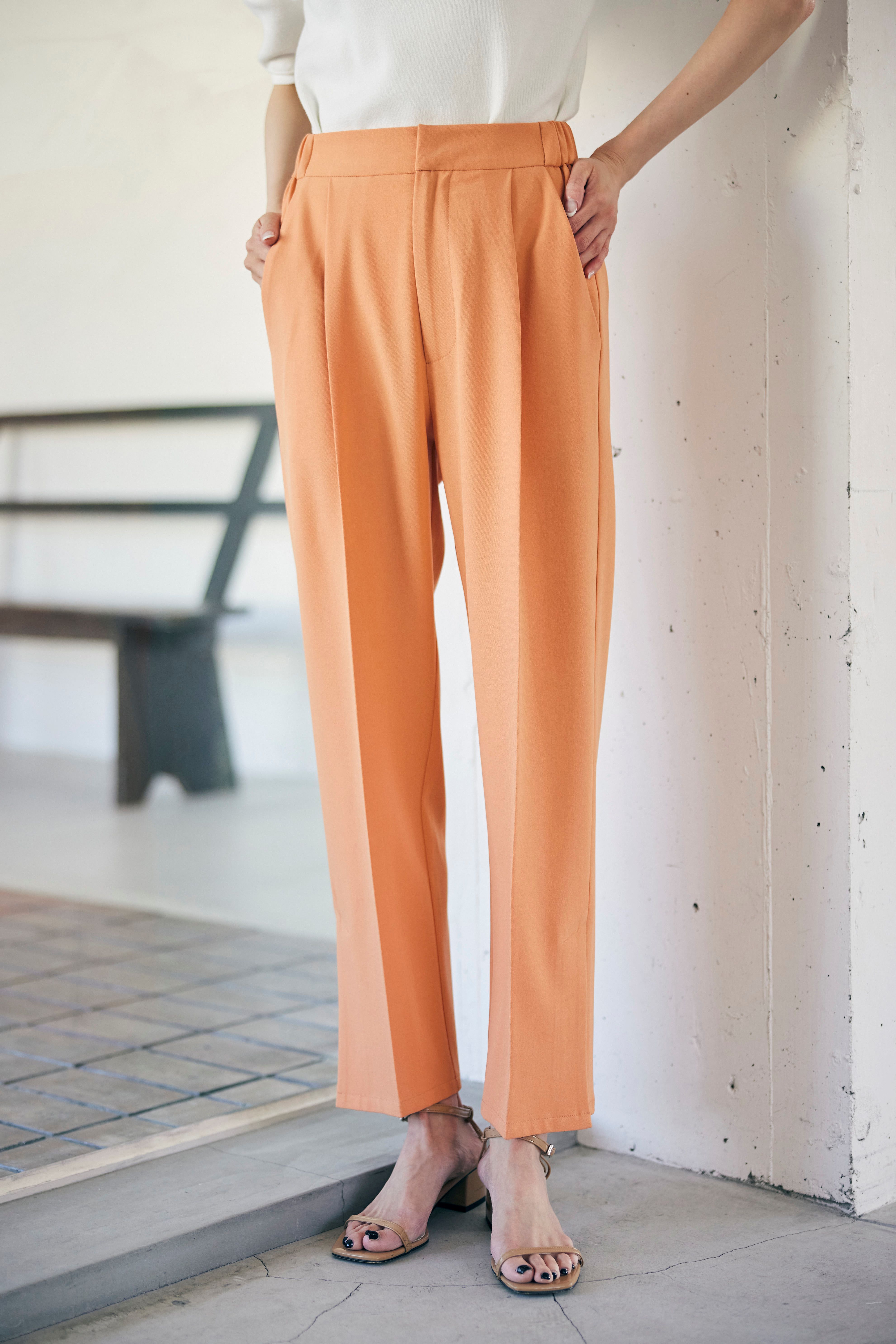 サイドベンツ入りセンタープレスストレートパンツ