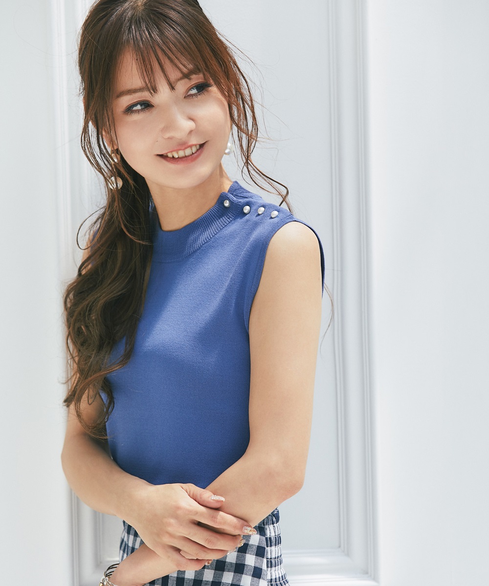 【成瀬愛里さん着用】肩パールボタンノースリーブニット