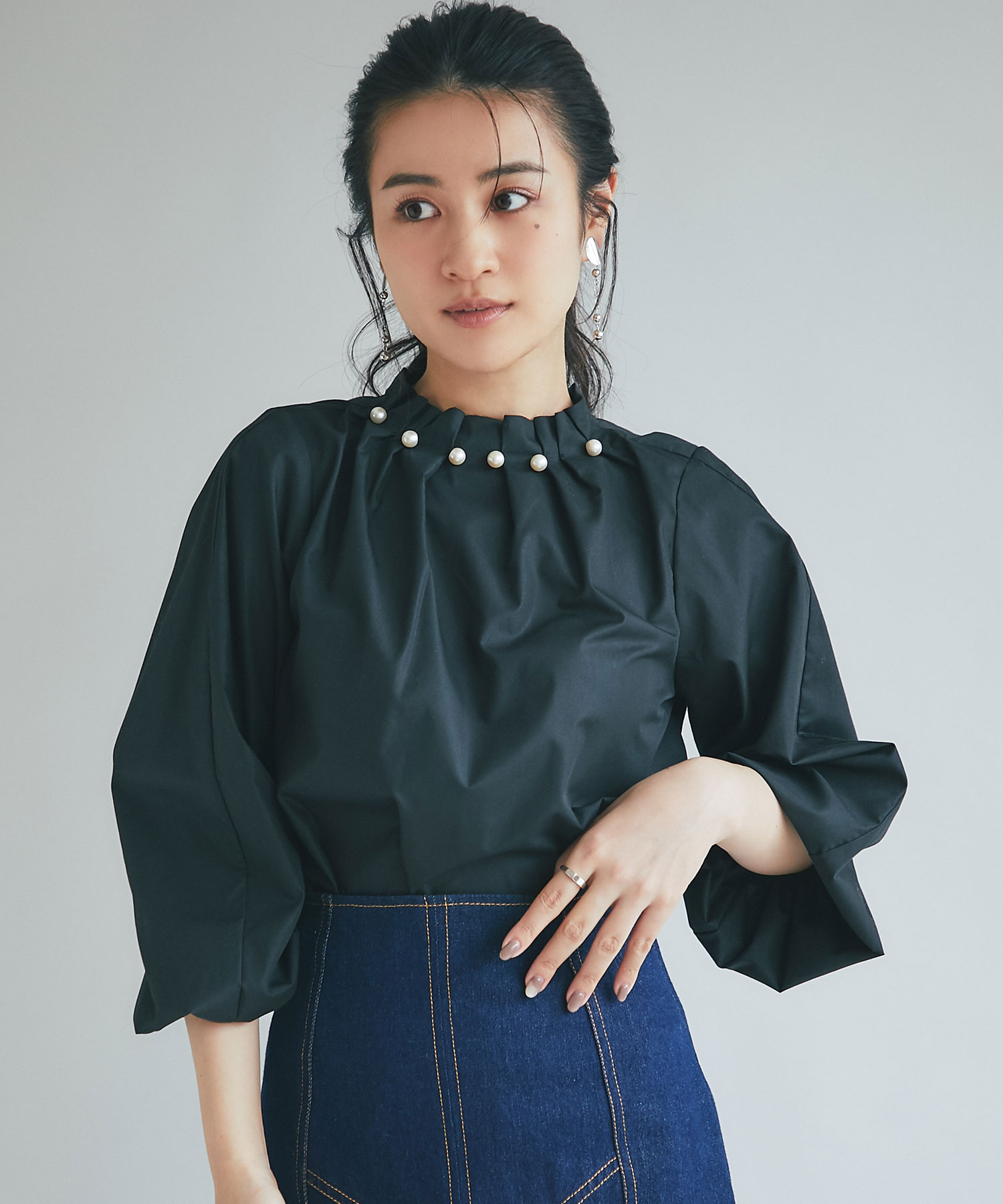 パールネックブラウス