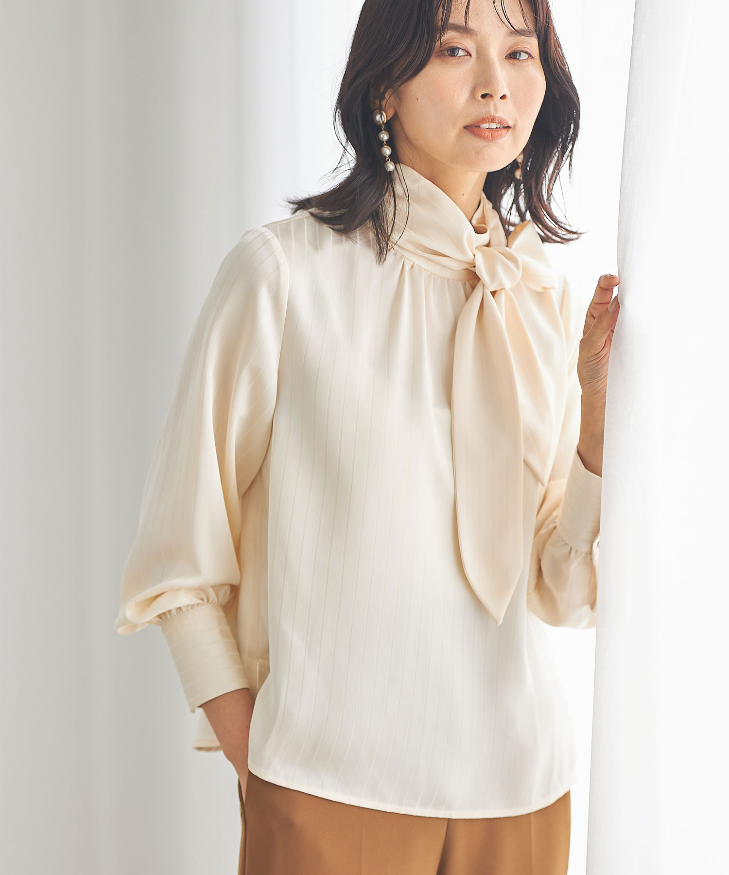 ボウタイストライプブラウス