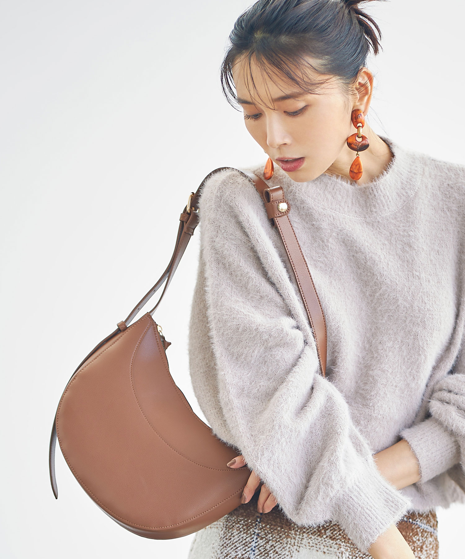 クロワッサン型ワンハンドルバッグ《ladychic》