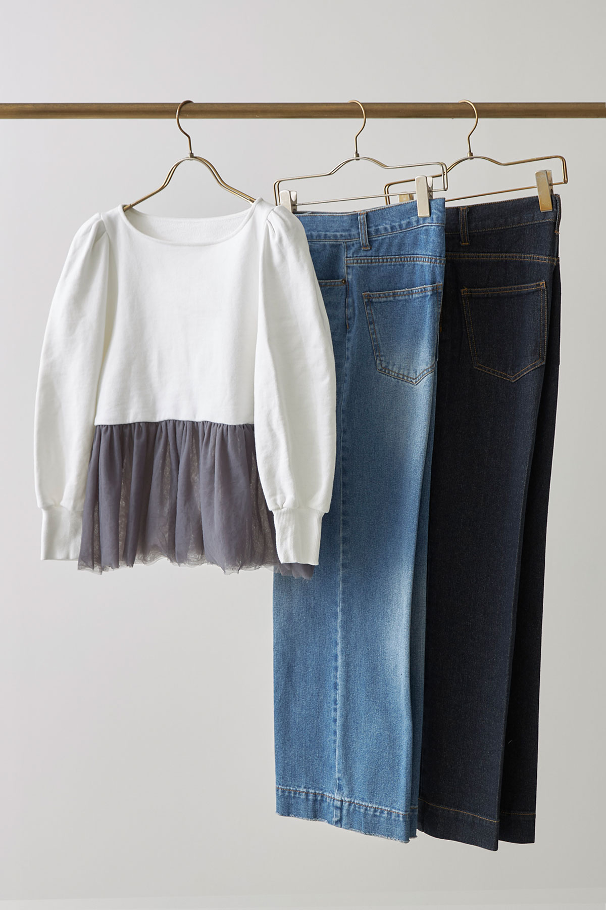 【3/15 SpringSALE】［SETで30%OFF］ヘムチュール裏毛ペプラムプルオーバー+センタープレスデニムワイドパンツ＊SALE品につき返品/交換/注文確定後の変更キャンセル不可＊