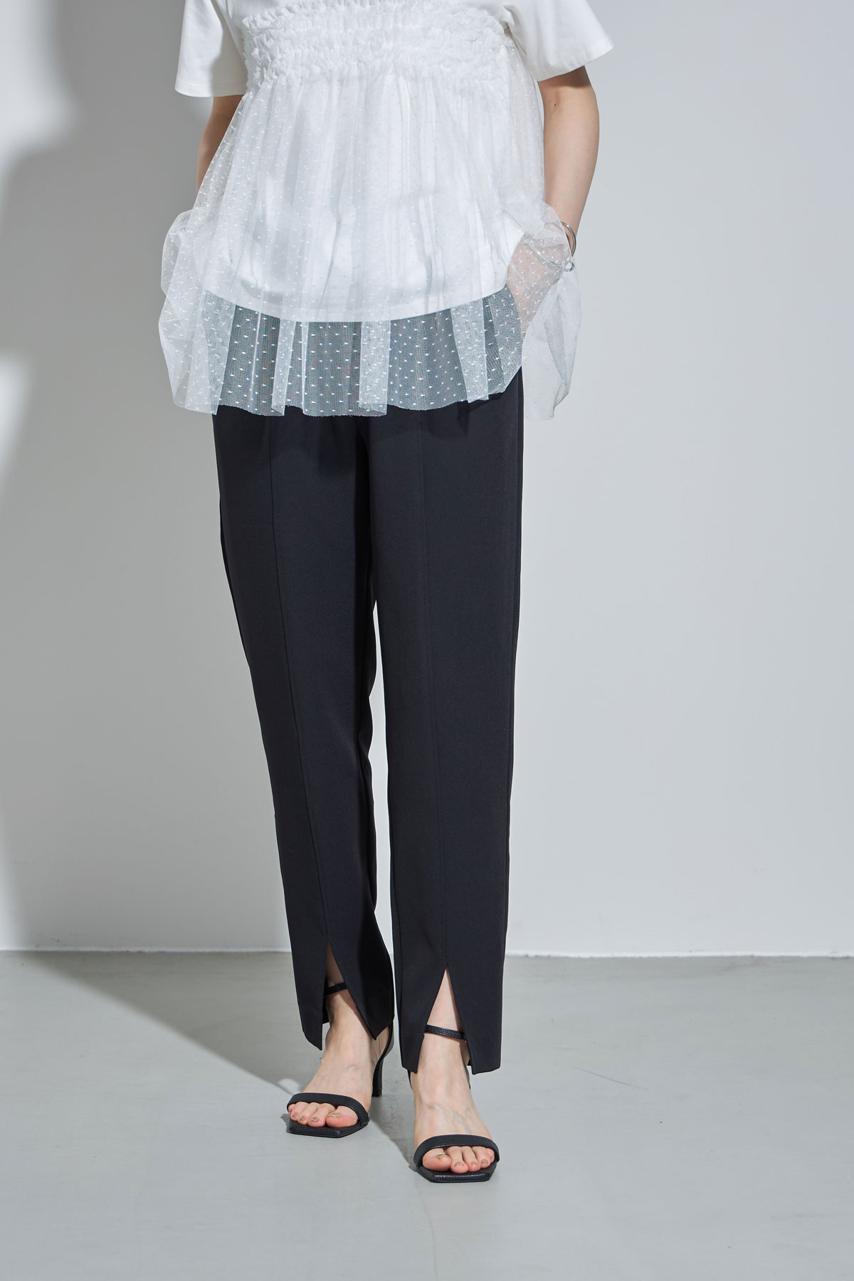 フロントスリットストレッチテーパードパンツ