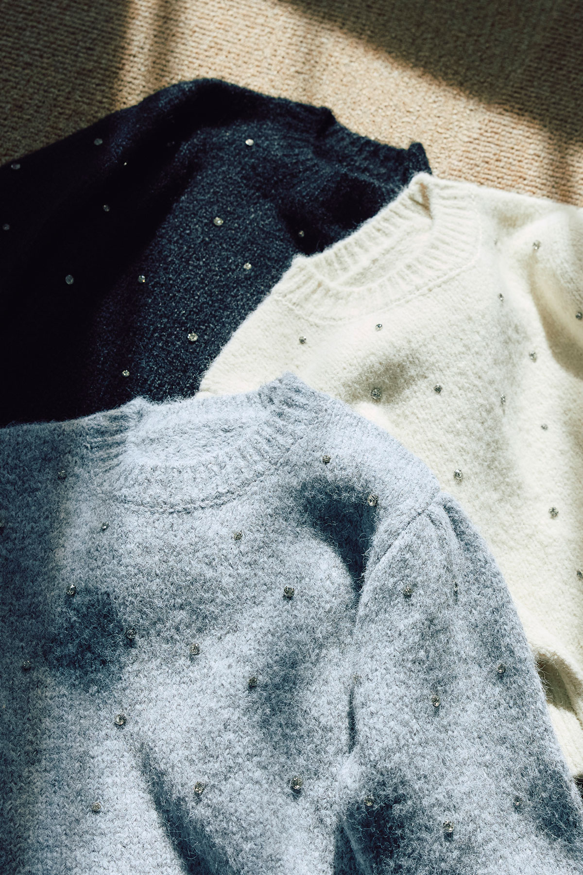 11月18日WEB限定再販 ！ランダムビジュー起毛ニットプルオーバー