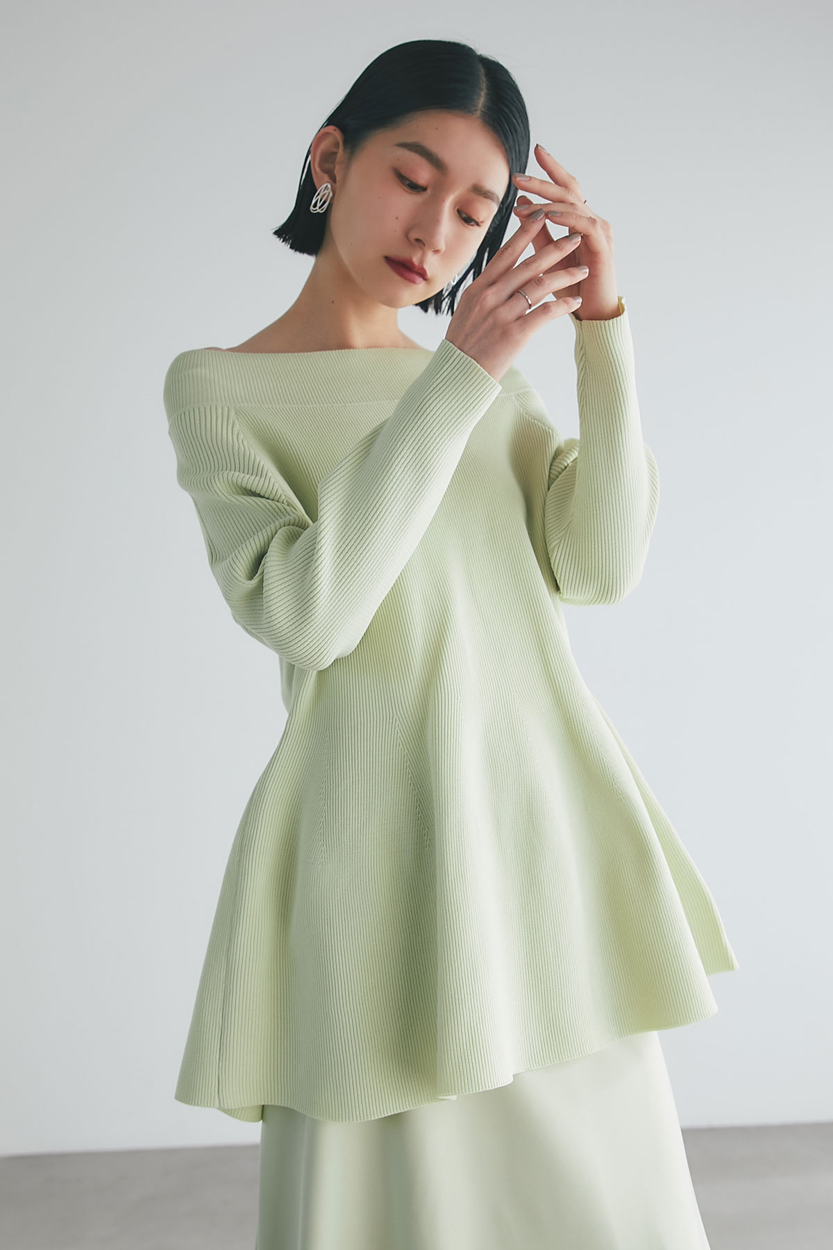 【SALE 拡大！】オフショルペプラムスポンジニット＊SALE品につき返品/交換/注文確定後の変更キャンセル不可＊