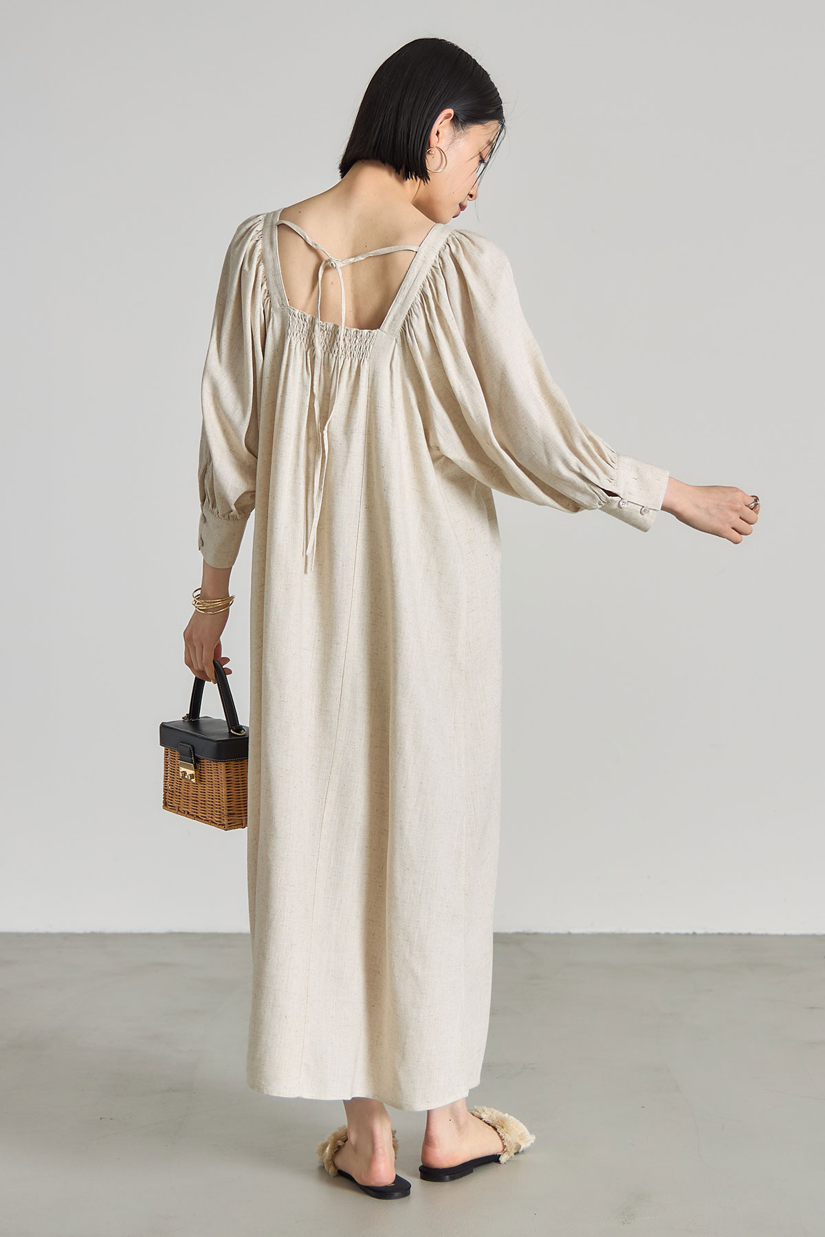 バックオープンリネンワンピース