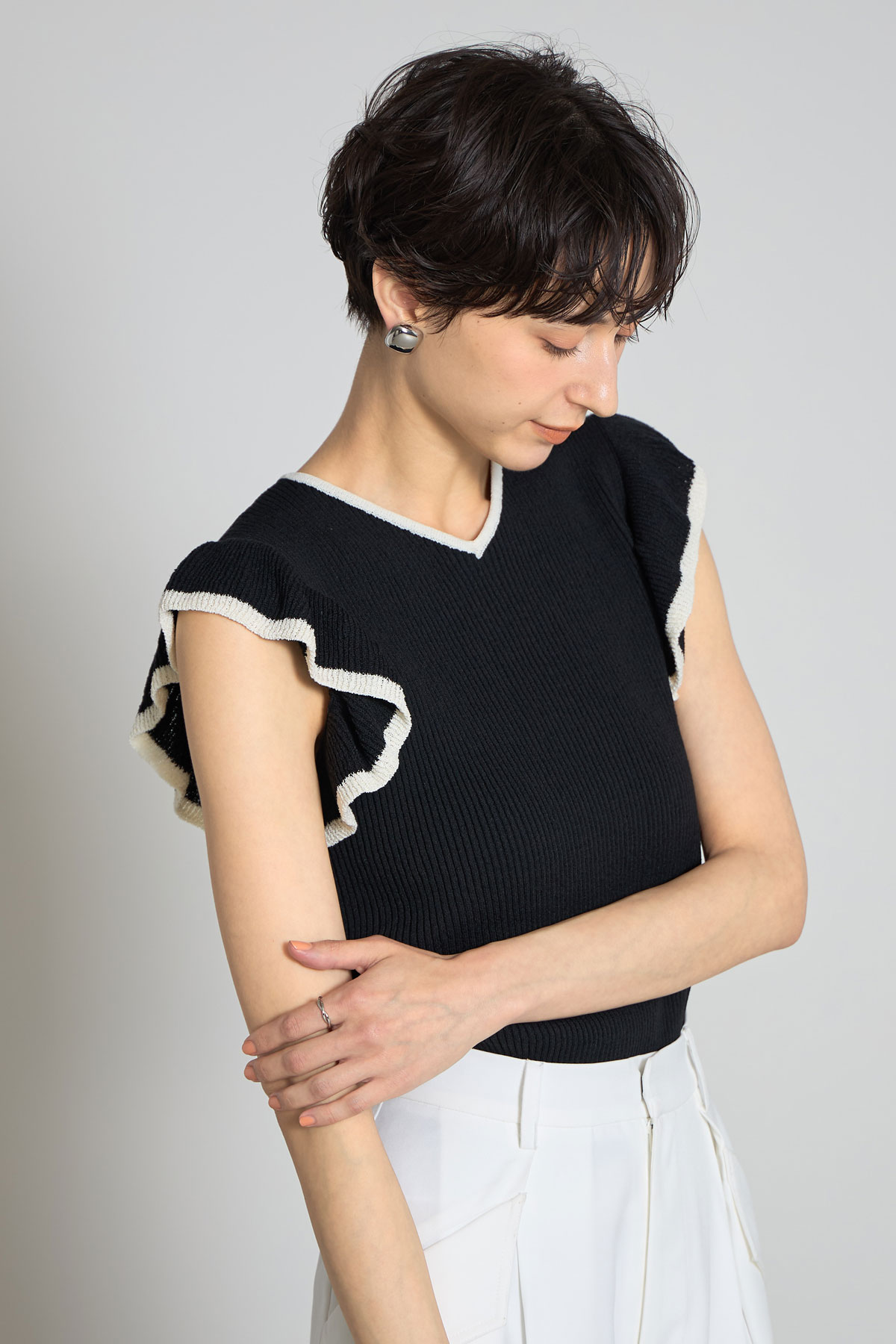 【8/9 0:00 SALE拡大！】配色袖フリルニットプルオーバー＊SALE品につき返品/交換/注文確定後の変更キャンセル不可＊