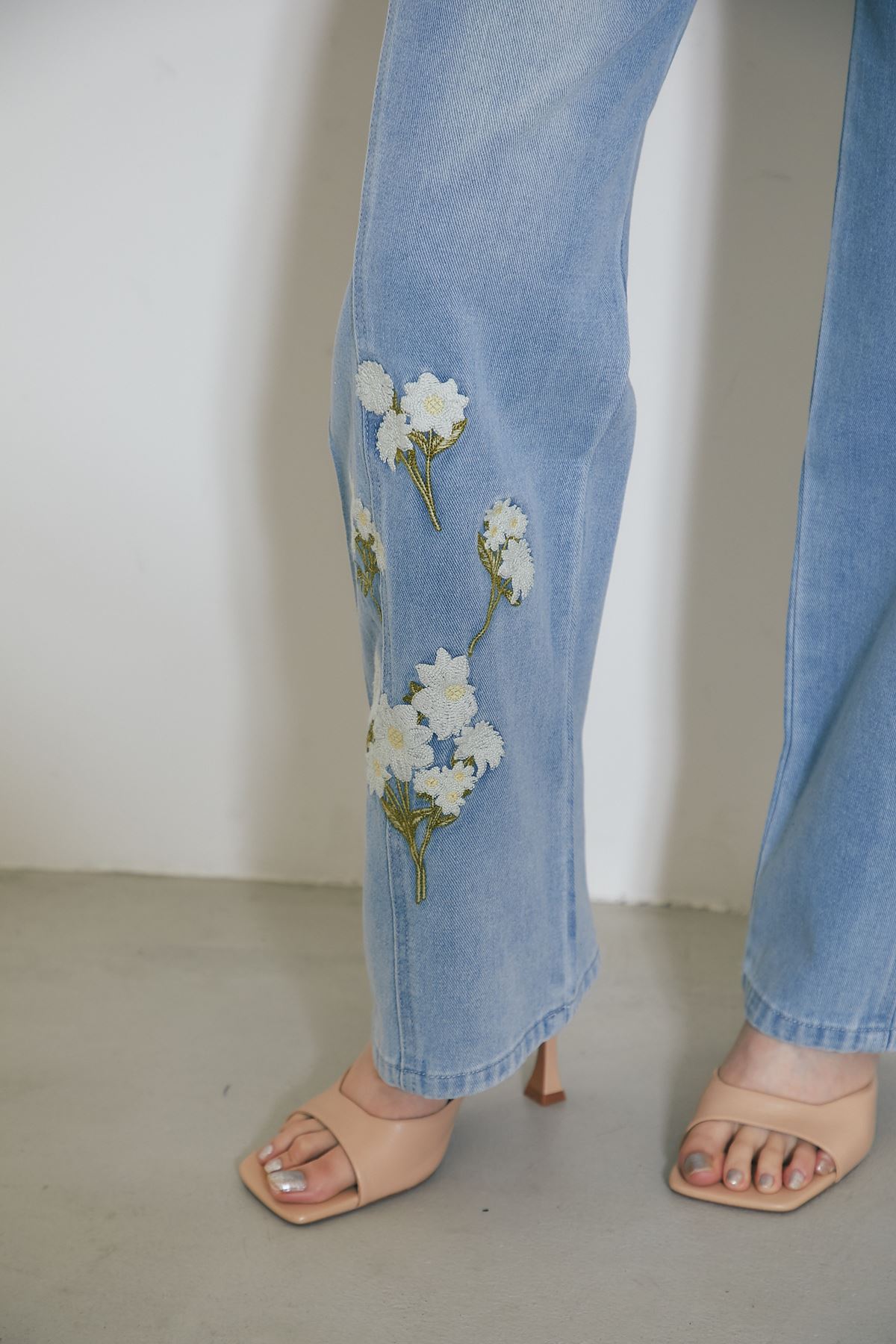 フラワー刺繍デニムパンツ