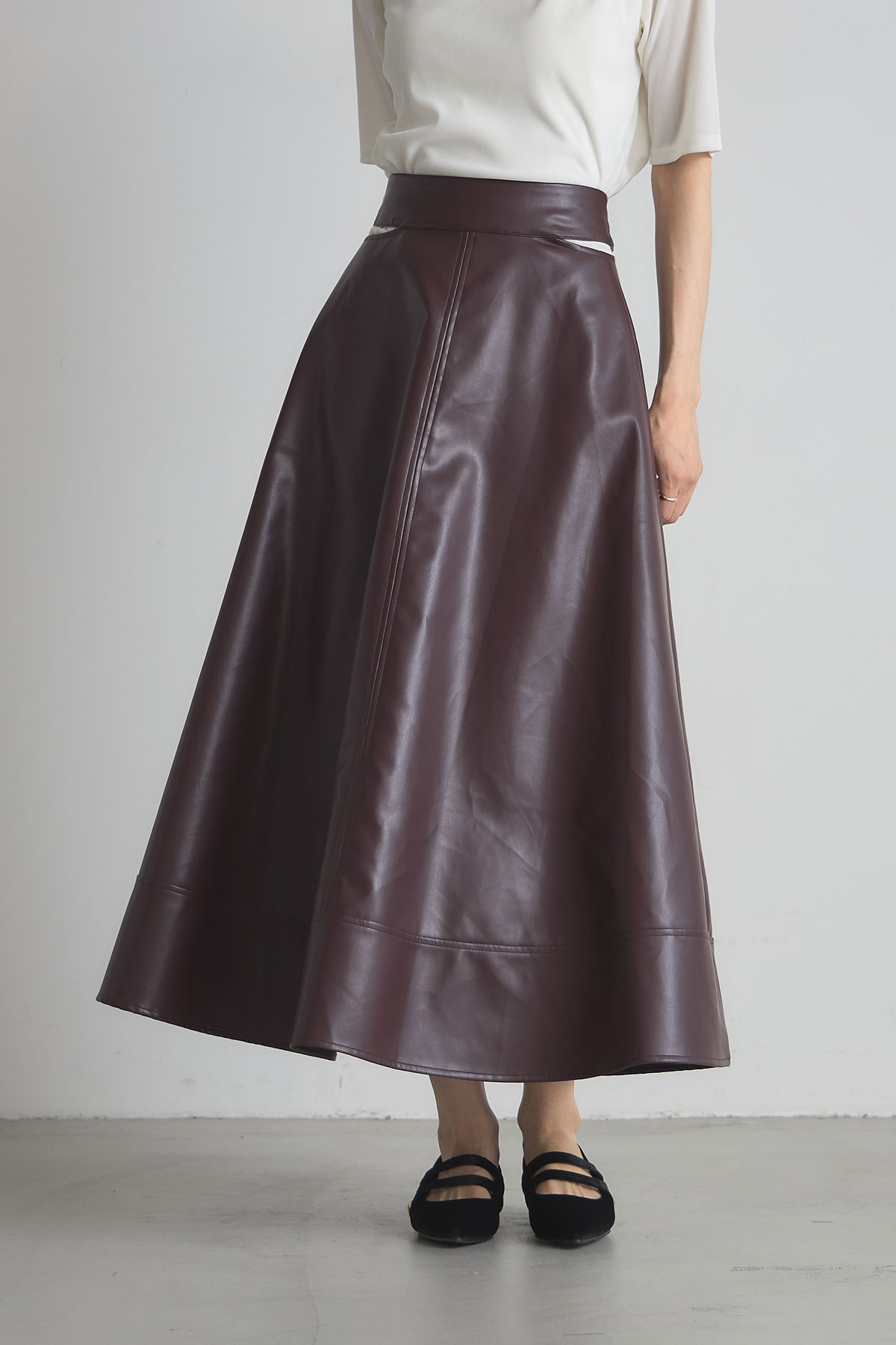 【FINAL SALE】【稲垣莉生さん着用】ハイウエストフェイクレザーフレアスカート＊SALE品につき返品/交換/注文確定後の変更キャンセル不可＊