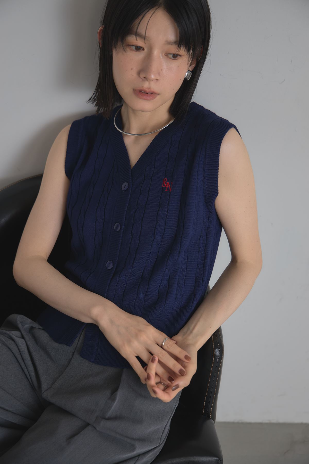 エンブロイダリーケーブルニットベスト