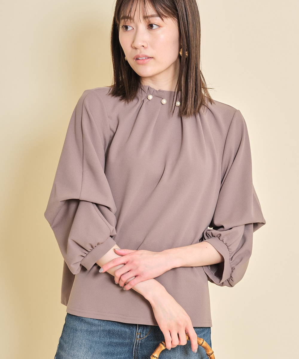 カットジョーゼット衿パールブラウス《一部店舗のみ入荷》