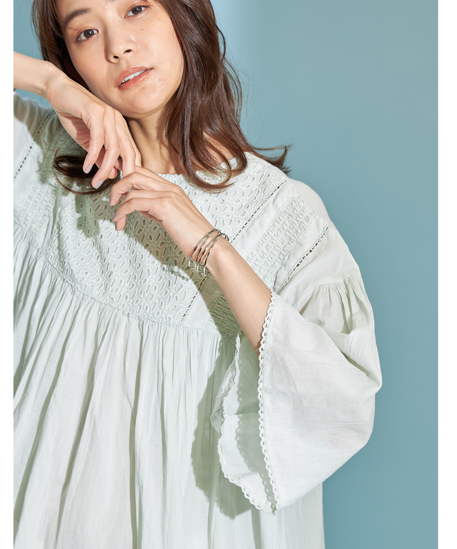 コットンボイルシャーリングブラウス※一部店舗のみ入荷