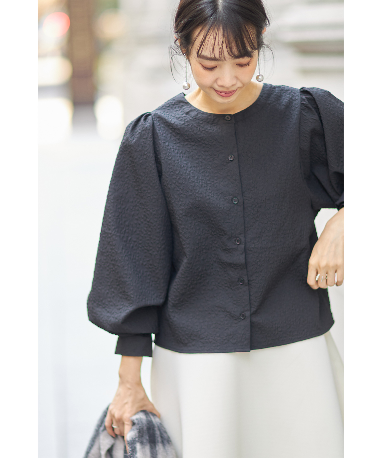 【WEB限定】前後２WAYエンボス加工フラワー柄ブラウス