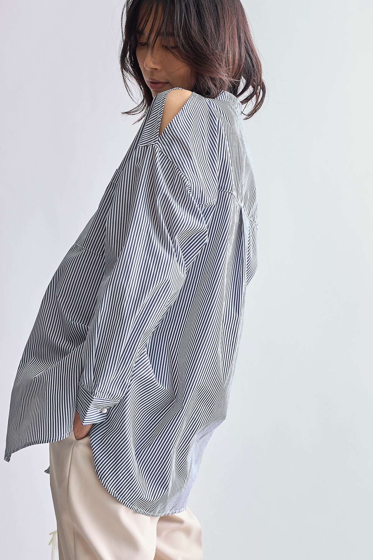 【WEB限定】パール付き袖開きシャツ