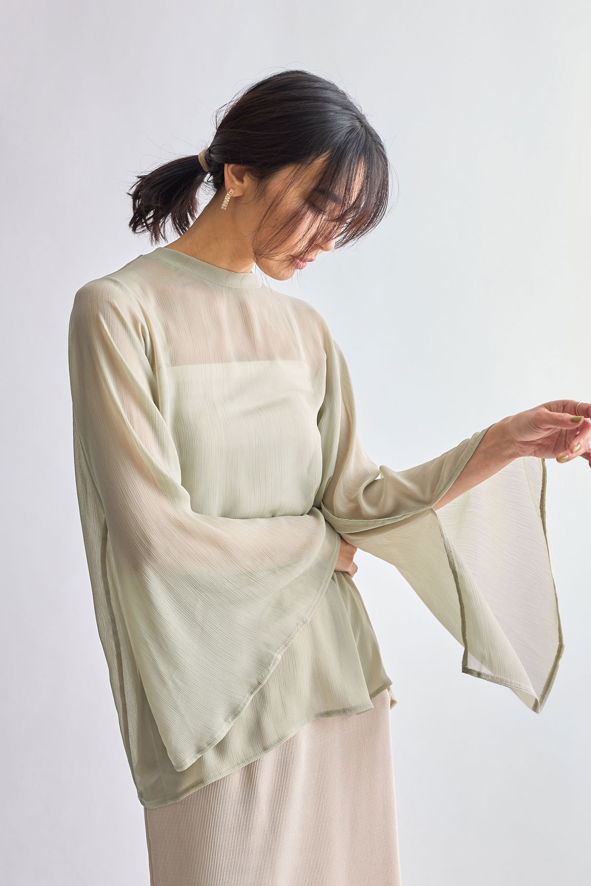 【WEB限定】シアースリットフレアスリーブブラウス