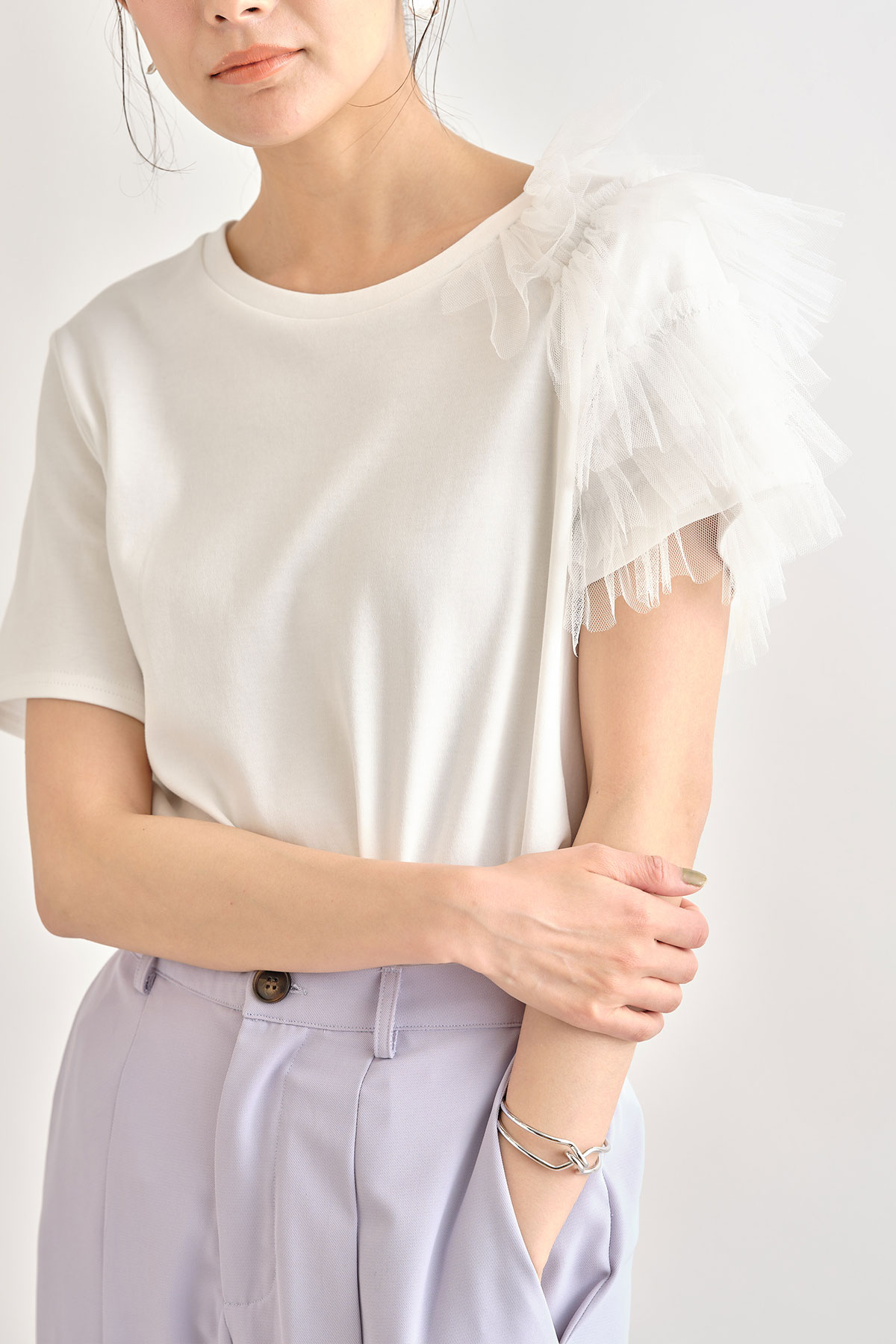アシンメトリーフリルチュールTシャツ※一部店舗のみ入荷