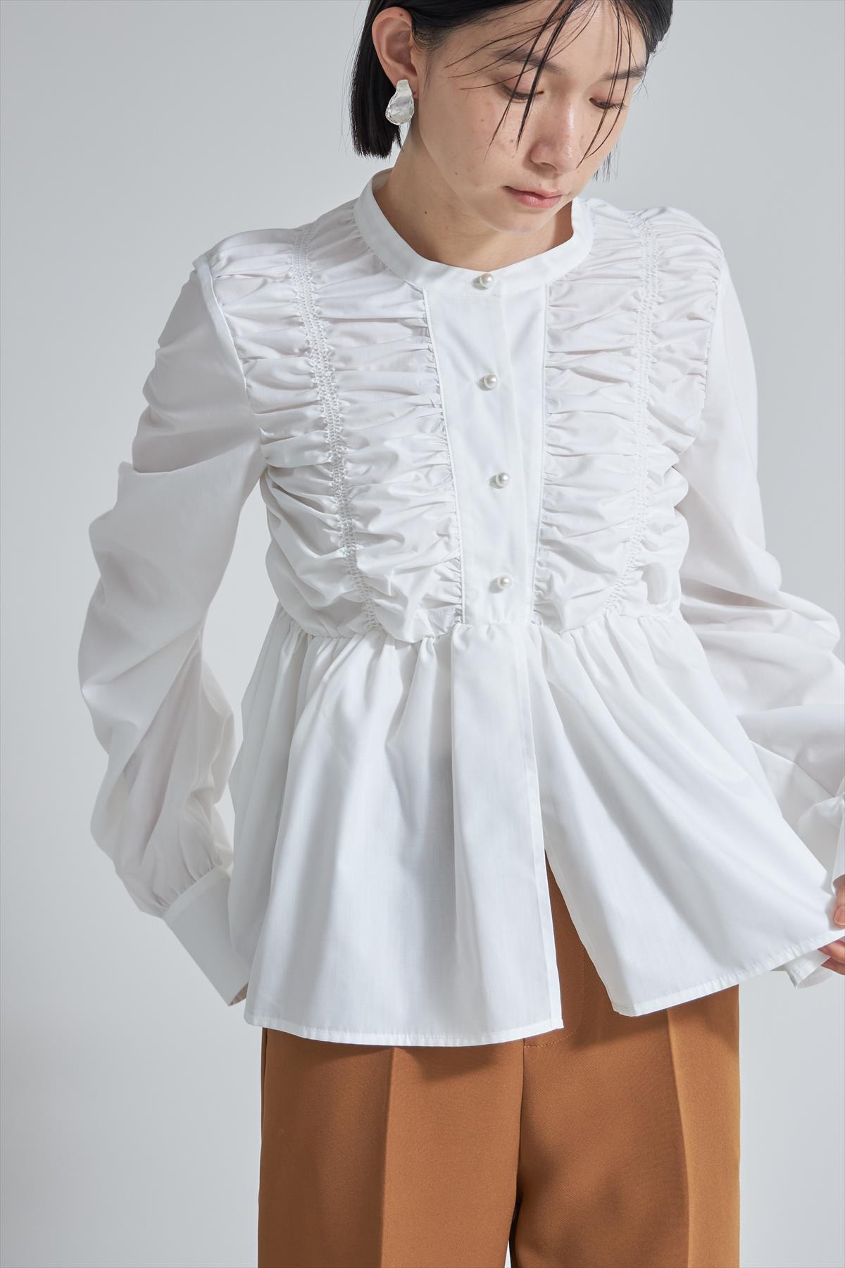 パール釦シャーリングペプラムブラウス※一部店舗のみ入荷