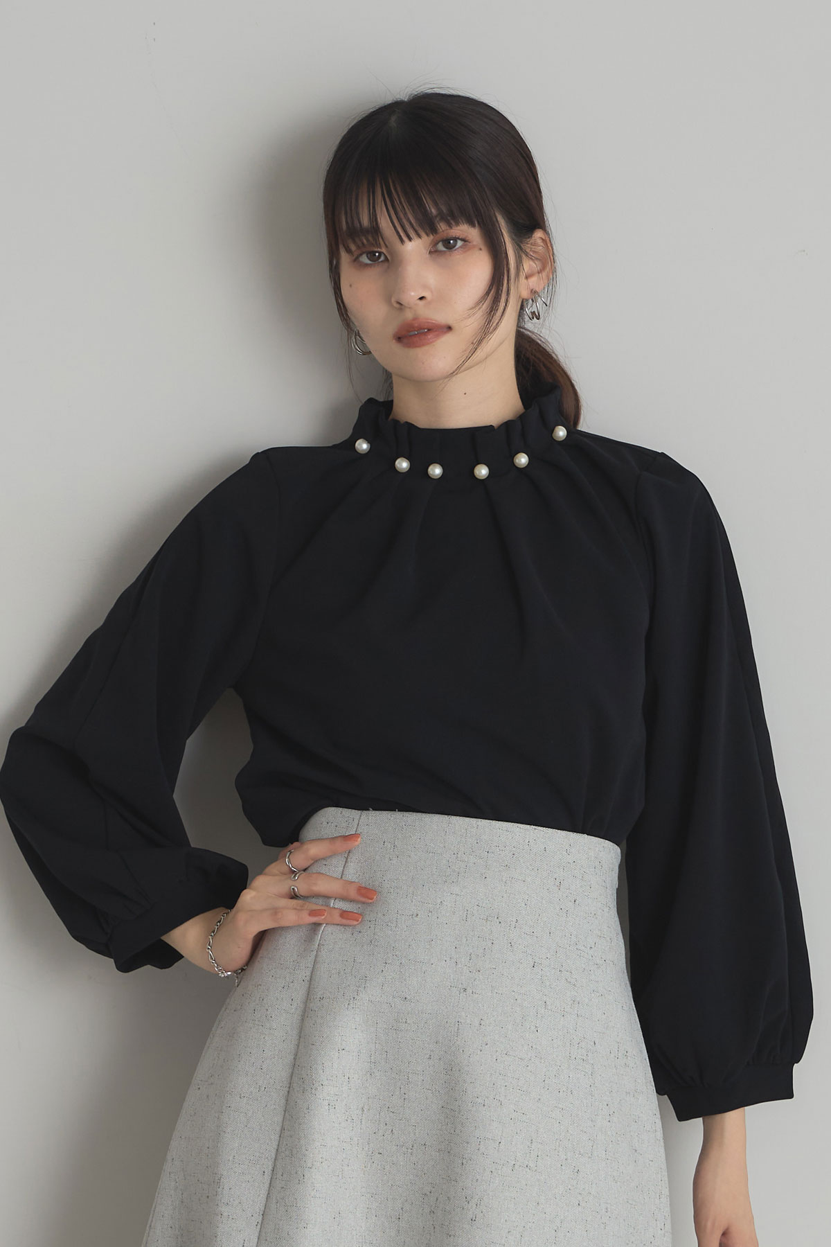 10月1日オフィシャルサイト限定少量再販！袖2WAYパールネックブラウス