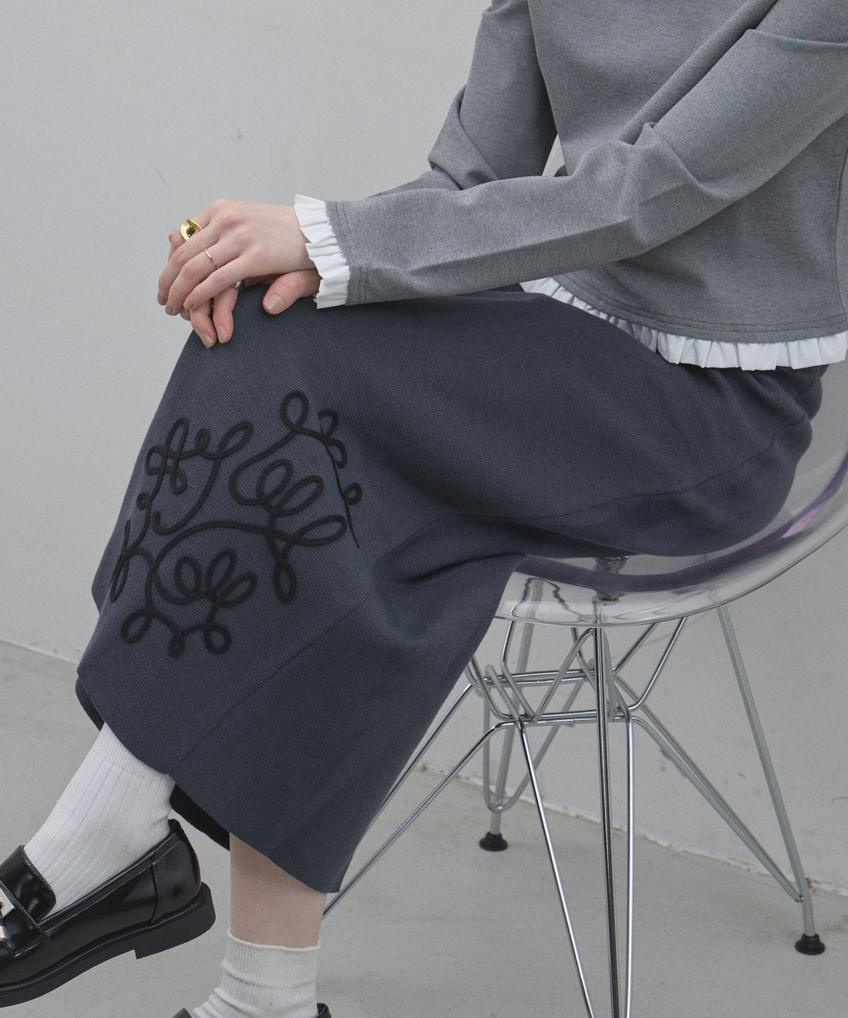 1月20日オフィシャルサイト限定再販！コード刺繍バックスリットニットスカート