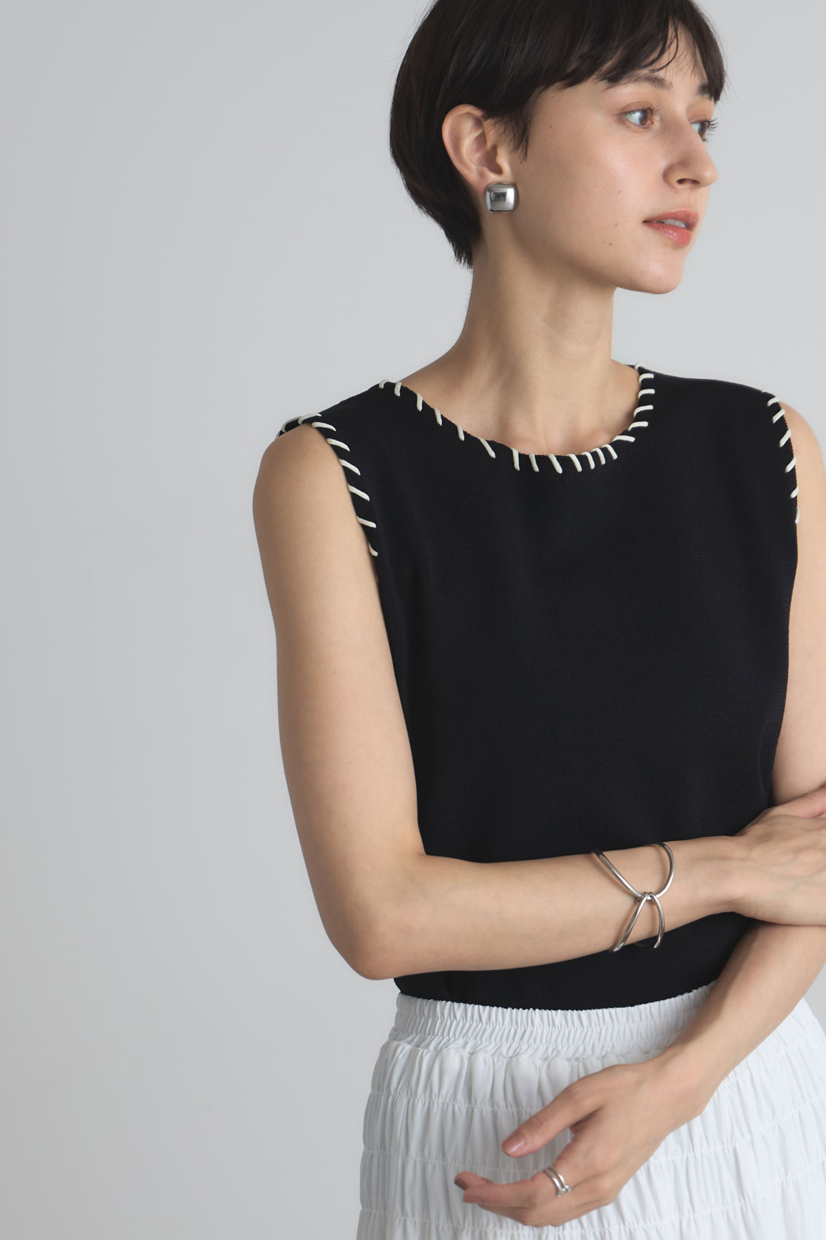 配色ステッチニットベスト※一部店舗のみ入荷