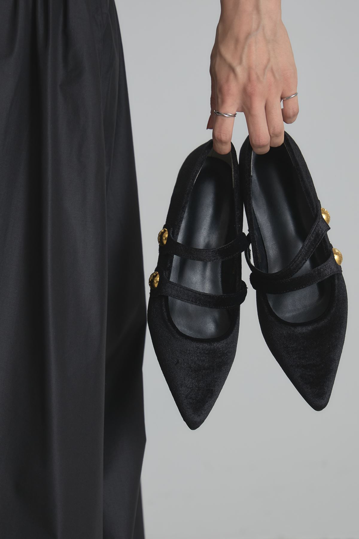 【稲垣莉生さん着用】ゴールドボタンパンプス