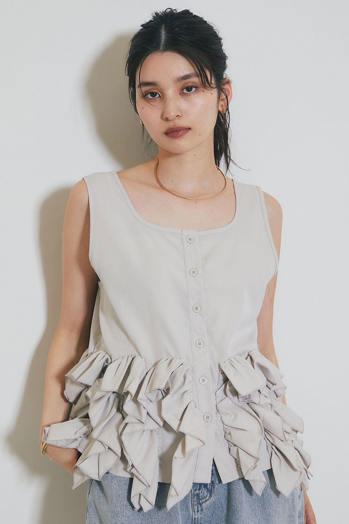 【WEB限定】裾フリルノースリーブブラウス