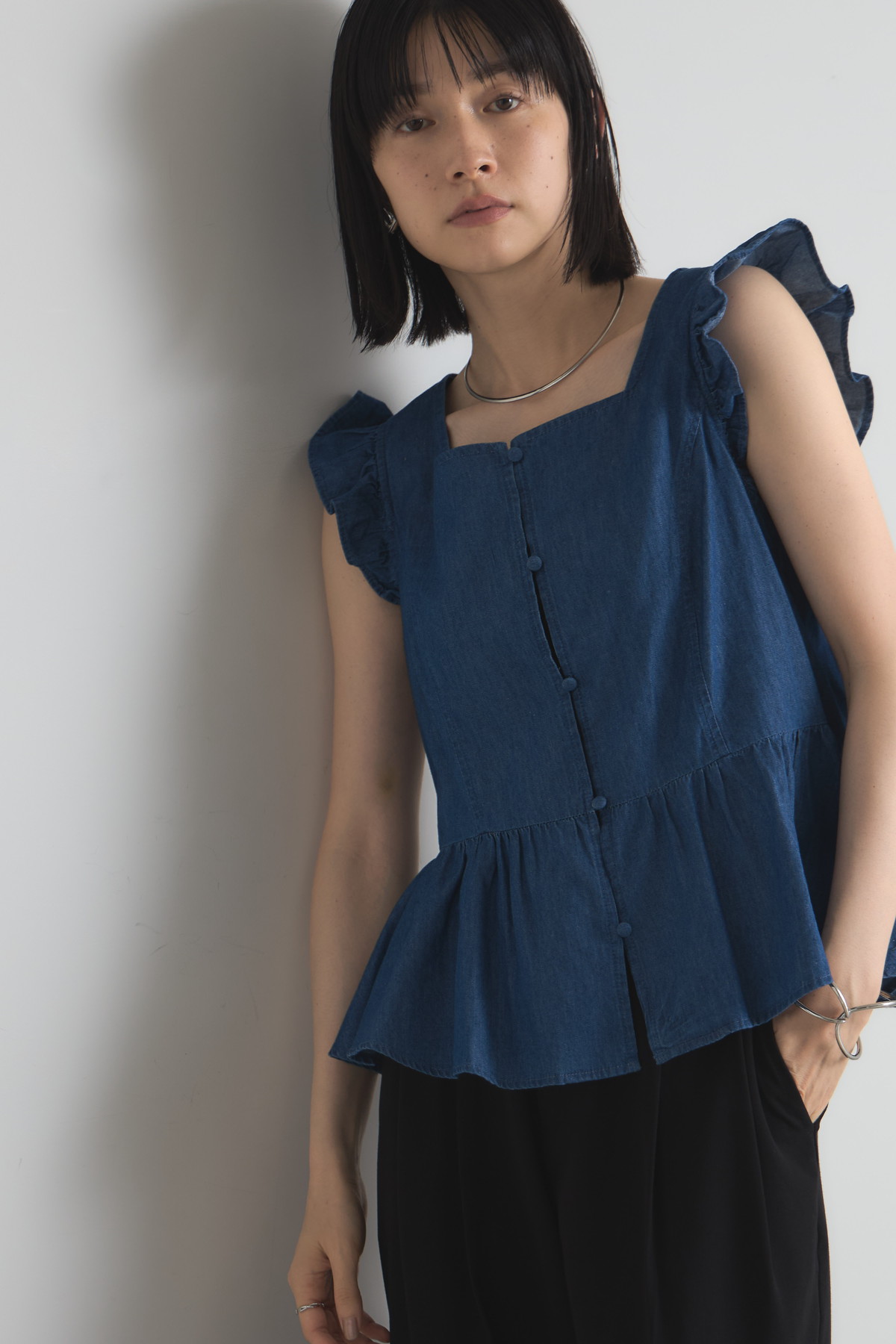 くるみ釦フリルデニムブラウス※一部店舗のみ入荷