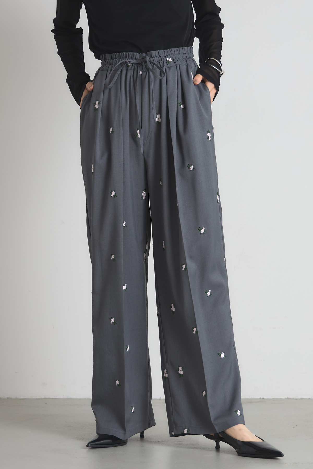 フラワー刺繍ウエストリボンパンツ※一部店舗のみ入荷