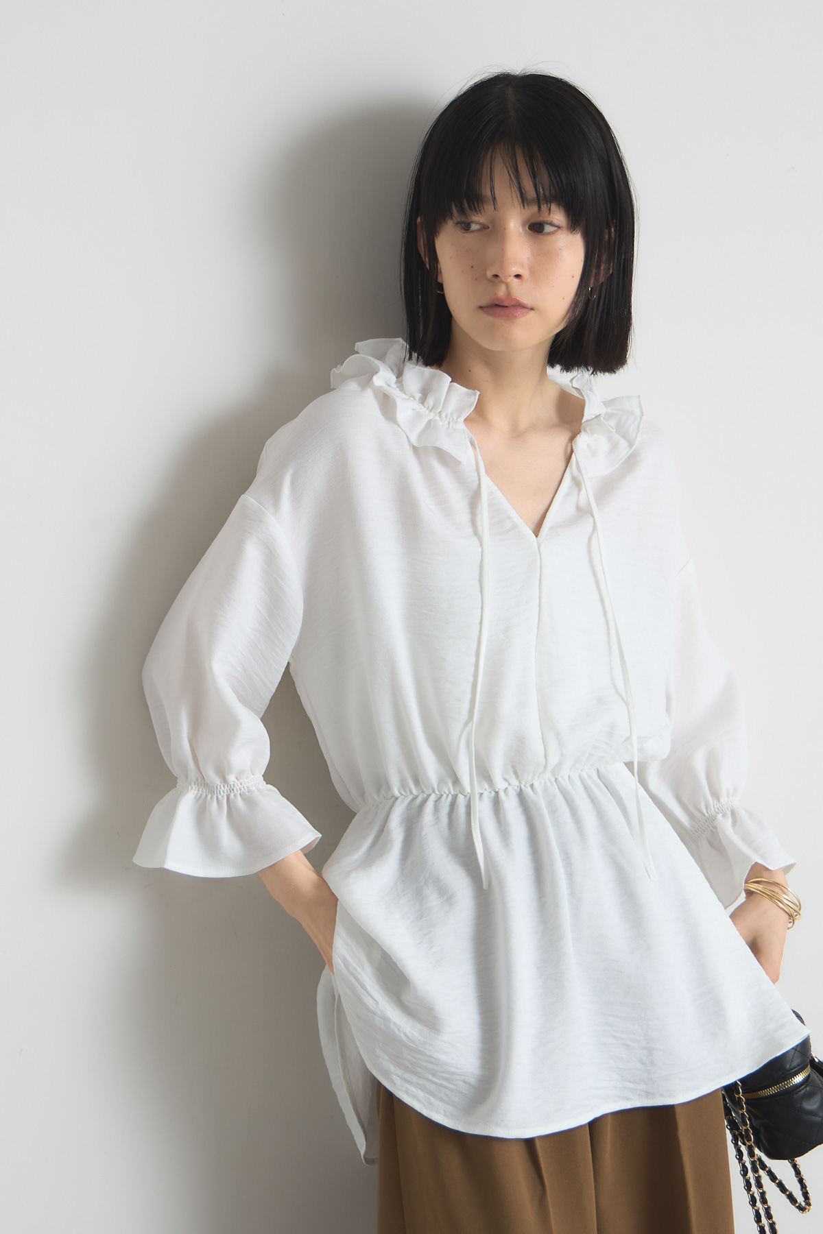 フリルネックチュニックブラウス※一部店舗のみ入荷