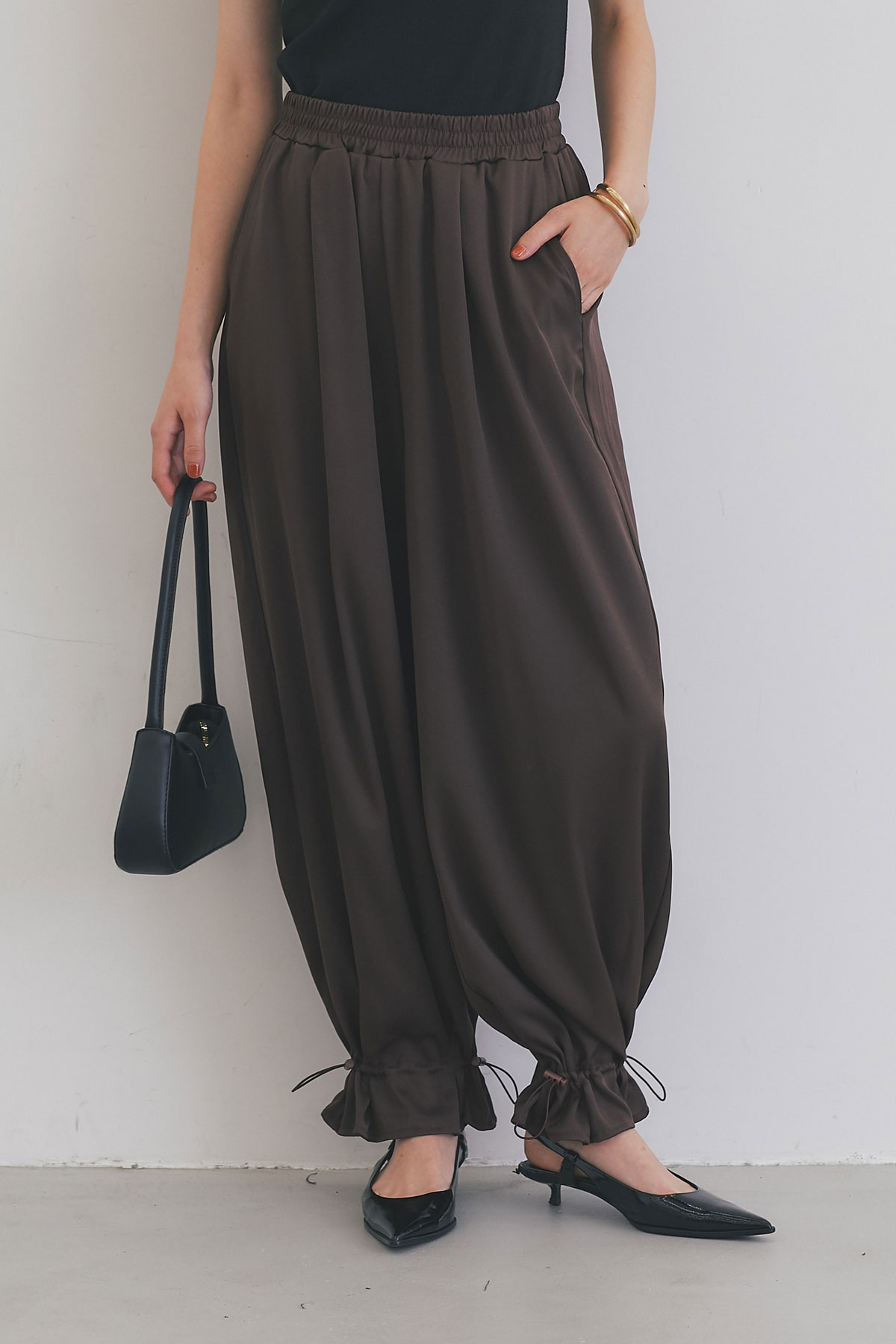 【AW SALE】裾ドロストパンツ※一部店舗のみ入荷＊SALE品につき返品/交換/注文確定後の変更キャンセル不可＊