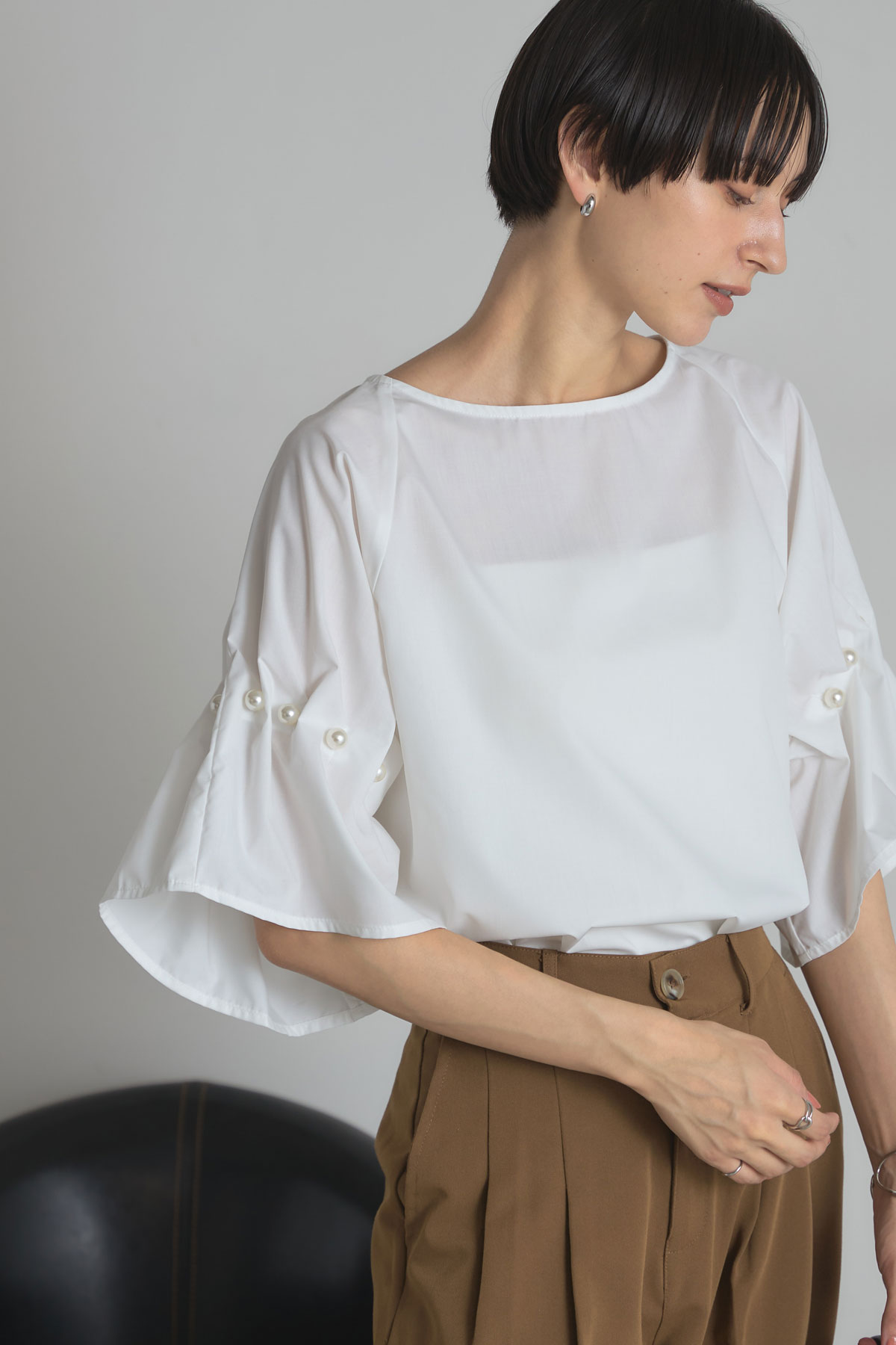 袖タックパールブラウス※一部店舗のみ入荷