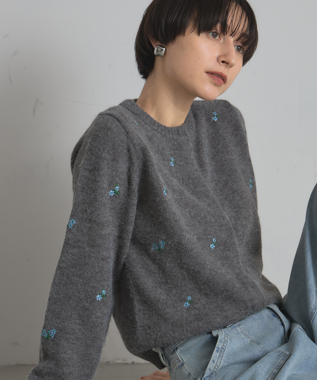 【WEB限定】アルパカタッチフラワー刺繍プルオーバー