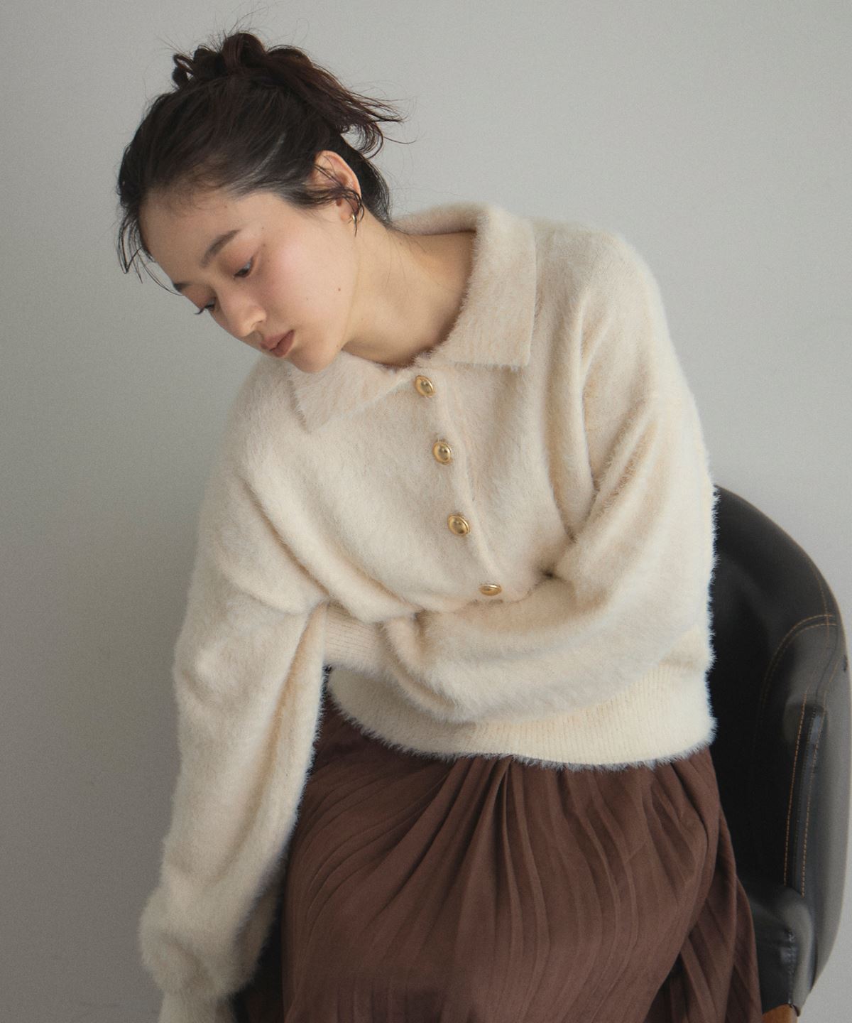 【オフィシャルサイト限定】ゴールドボタンフェザーポロニット