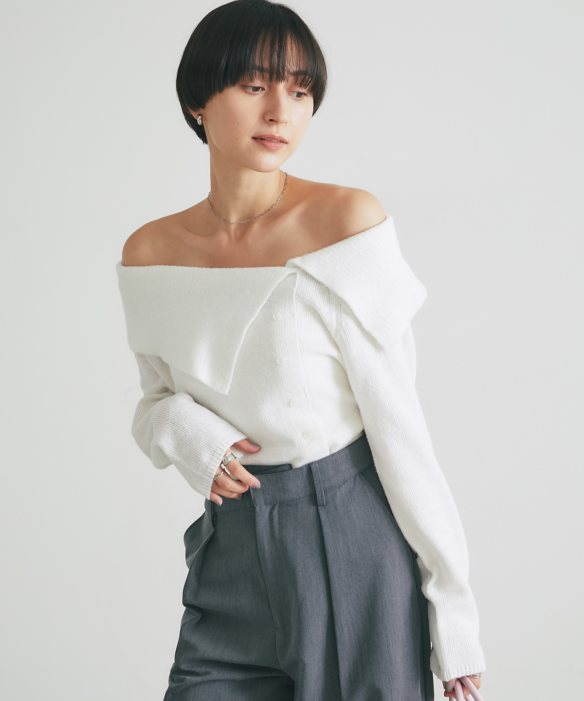 アシメトリーカラーオフショルニット