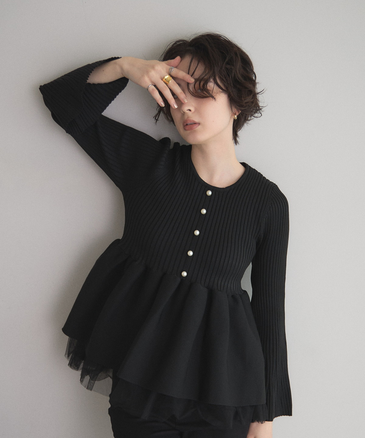 12月再販決定！入荷リクエスト受付中【オフィシャルサイト限定】パール付きチュールレイヤードペプラムニット