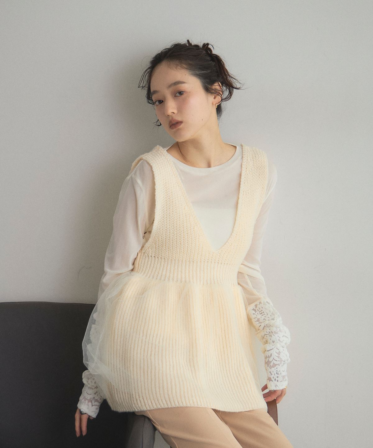 【オフィシャルサイト限定】チュールレイヤードペプラムニットベスト