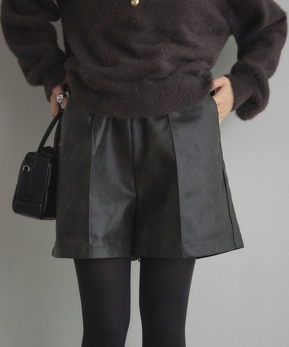 【オフィシャルサイト限定】フェイクレザーリボンショートパンツ