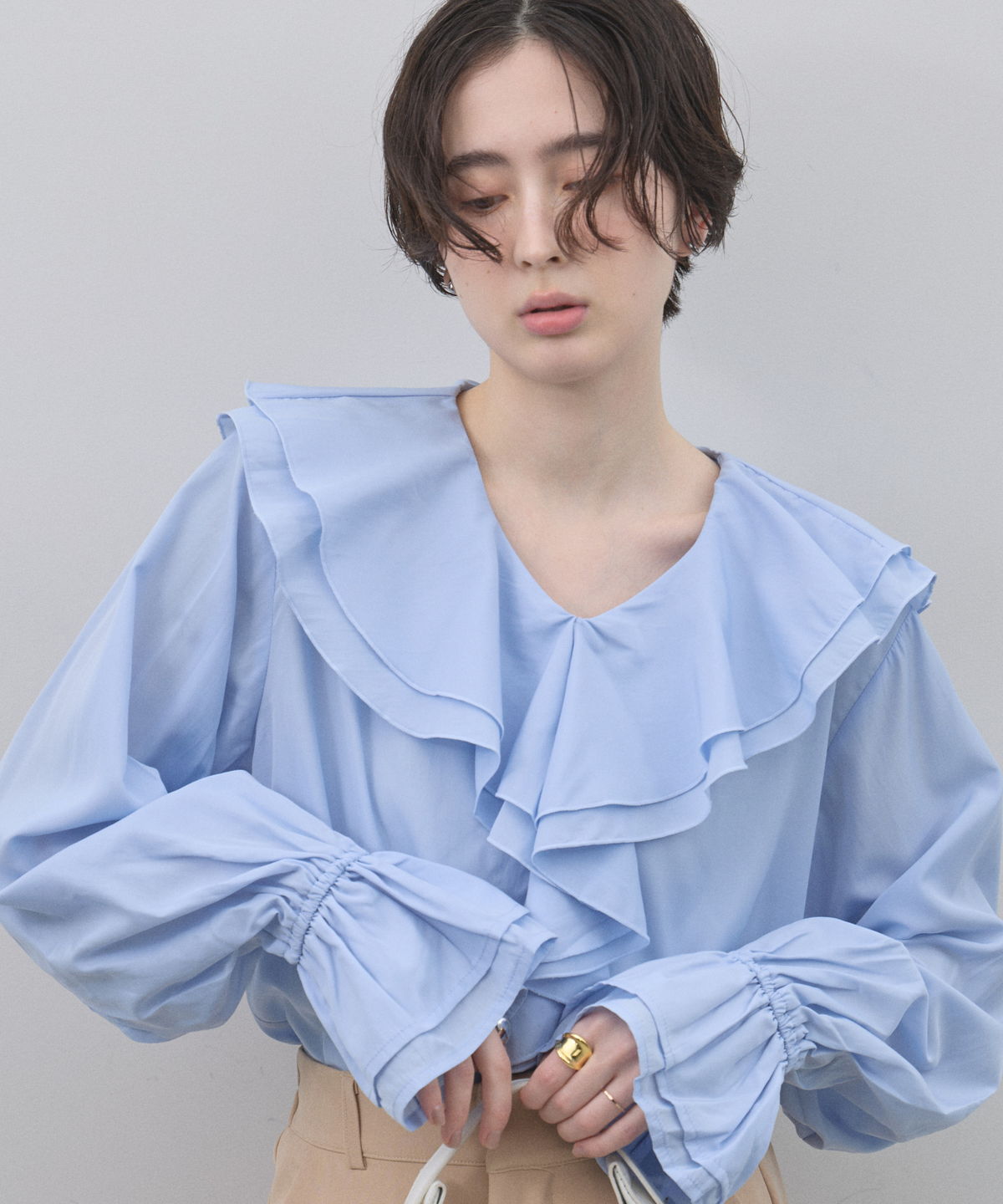 【オフィシャルサイト限定】ポプリンラッフルカラーブラウス