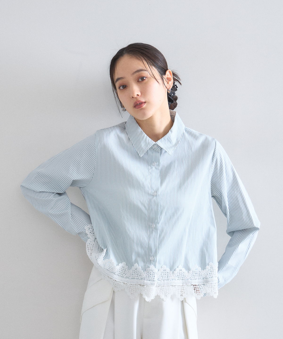 【オフィシャルサイト限定】モチーフレースヘムシャツ