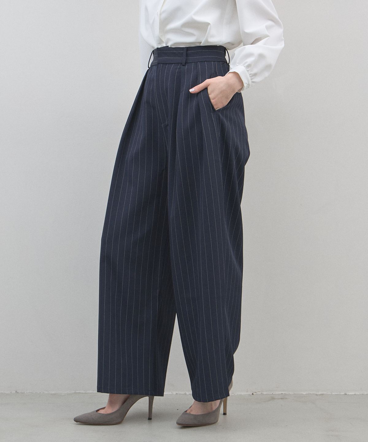 【オフィシャルサイト限定】ピンストライプタックワイドパンツ