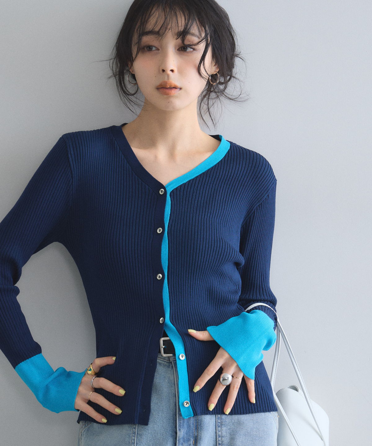 4月11日オフィシャルサイト限定新色＆再販！フレアスリーブ配色Vネックカーデ