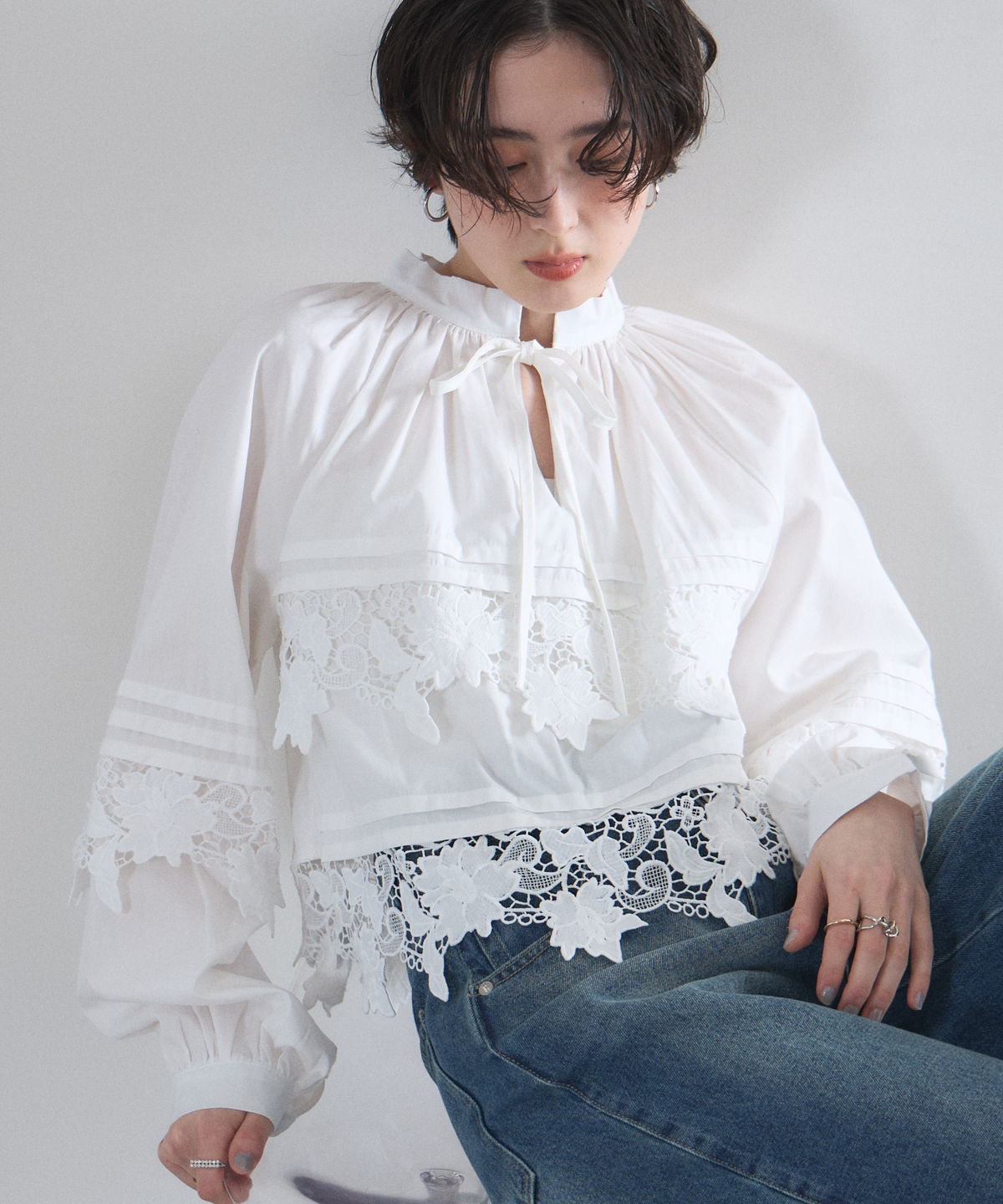 【オフィシャルサイト限定】ピンタックレースボウタイブラウス