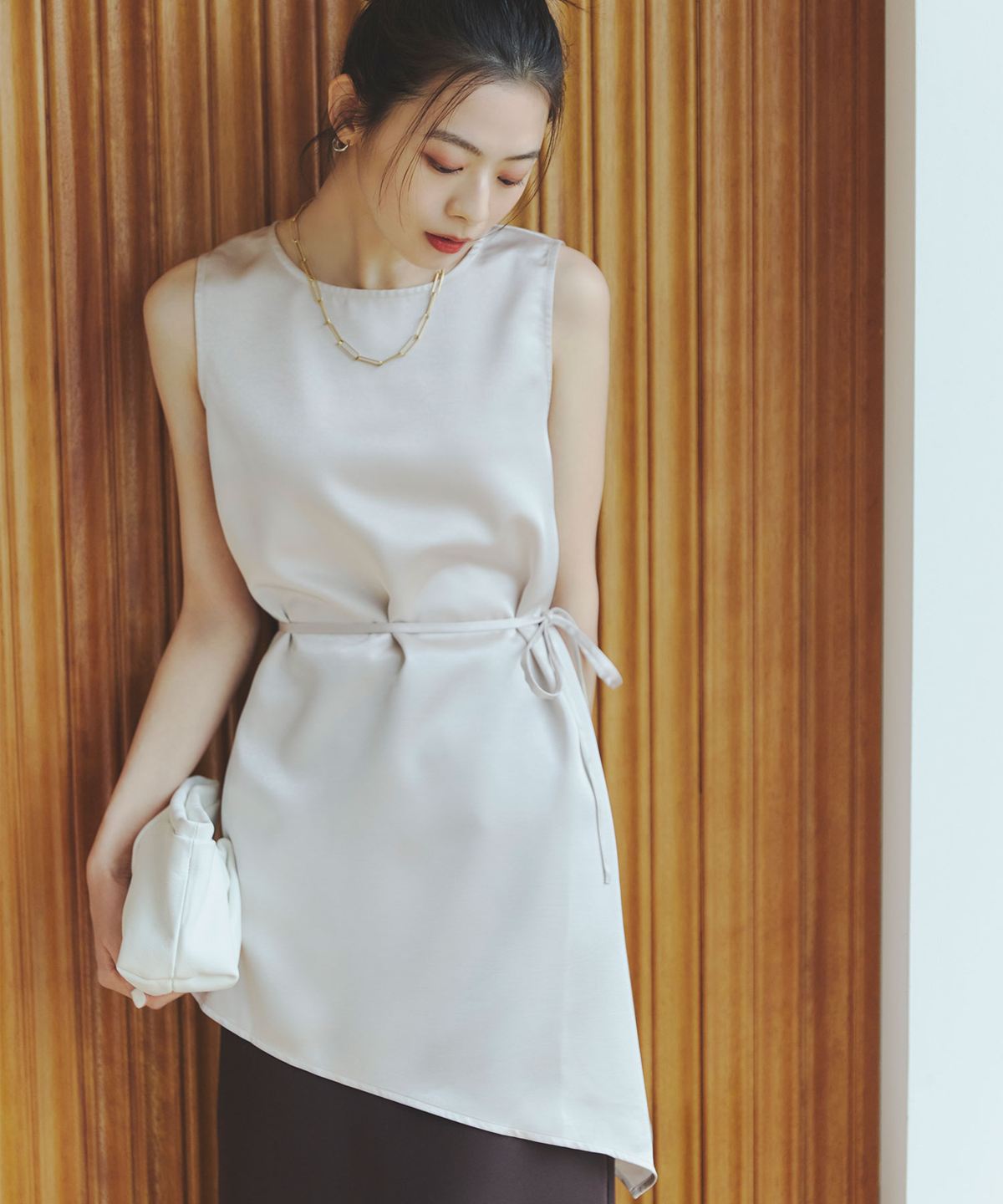 チョーカー付きアシメヘムサテンブラウス