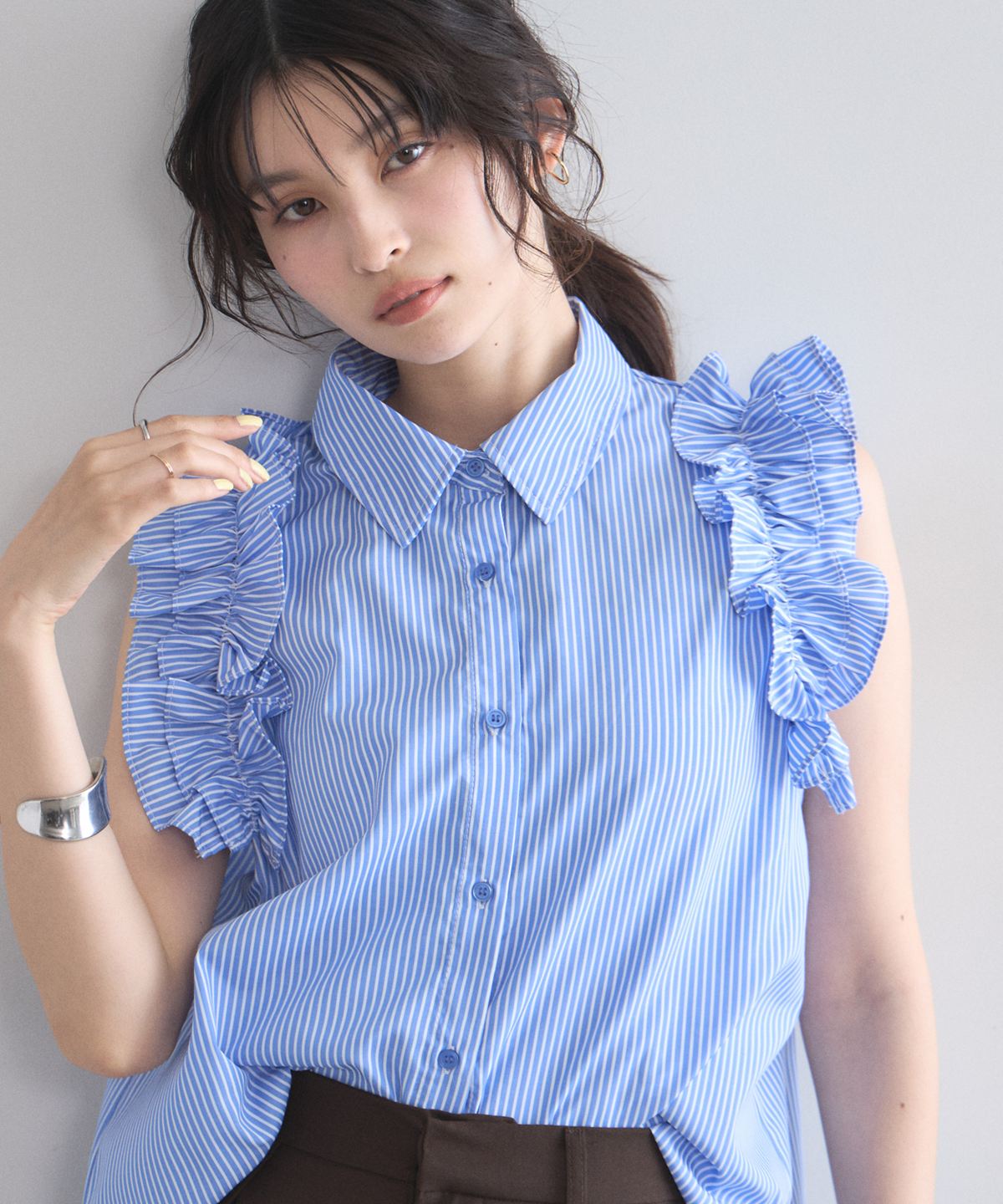【オフィシャルサイト限定】フリルノースリストライプシャツ