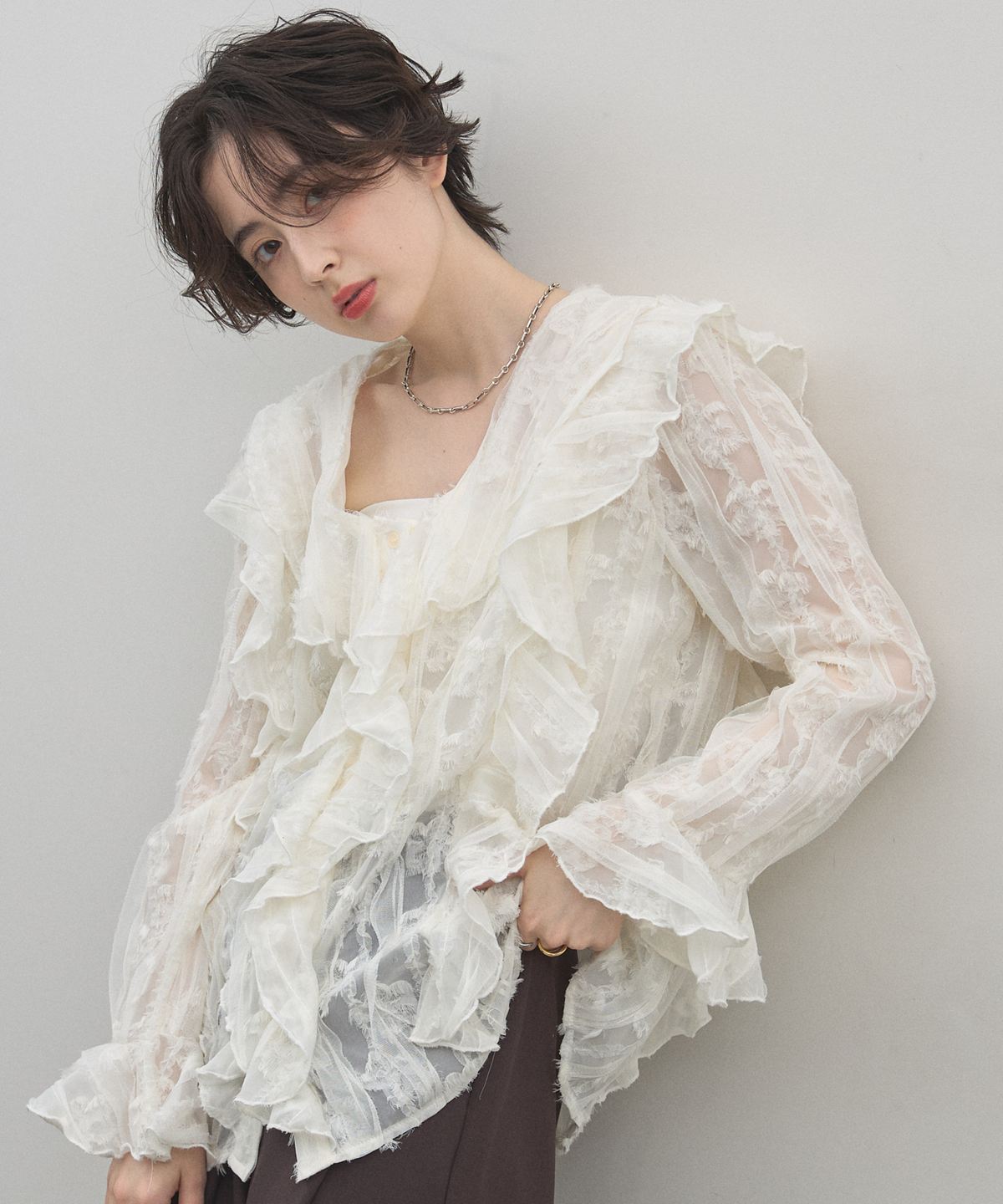 【オフィシャルサイト限定】ジャガードシアーフリルブラウス