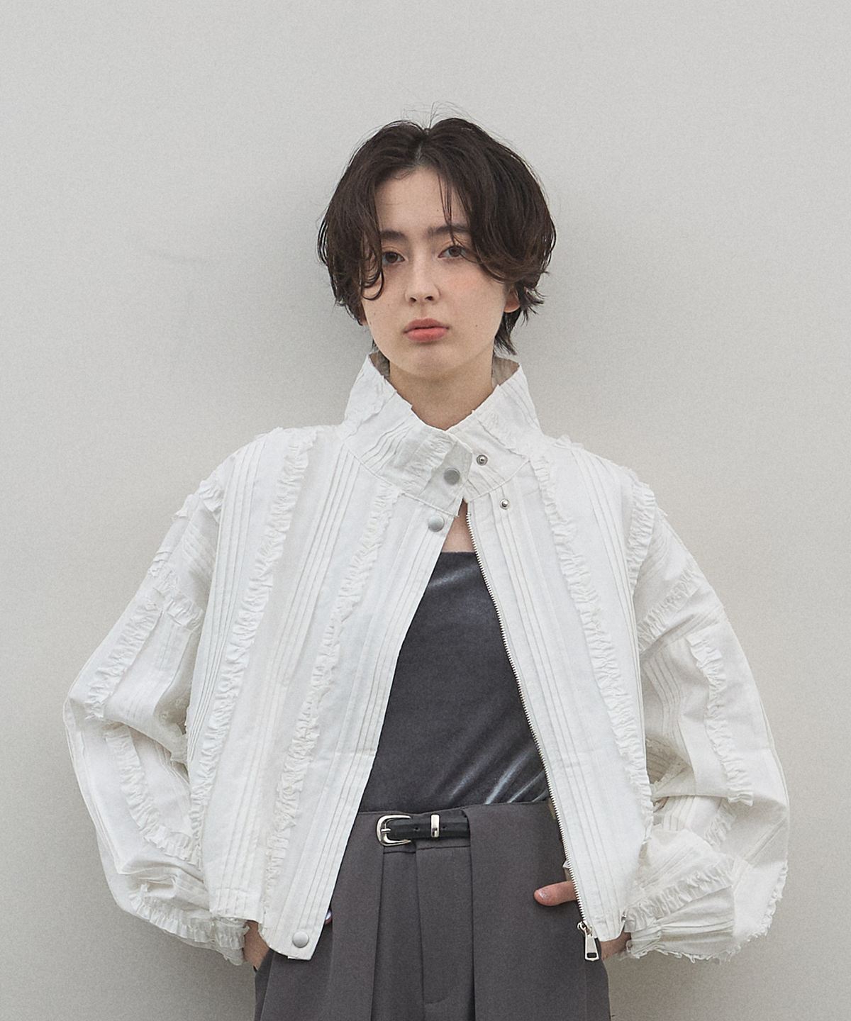 【オフィシャルサイト限定】フリルピンタックスタンドカラーブルゾン