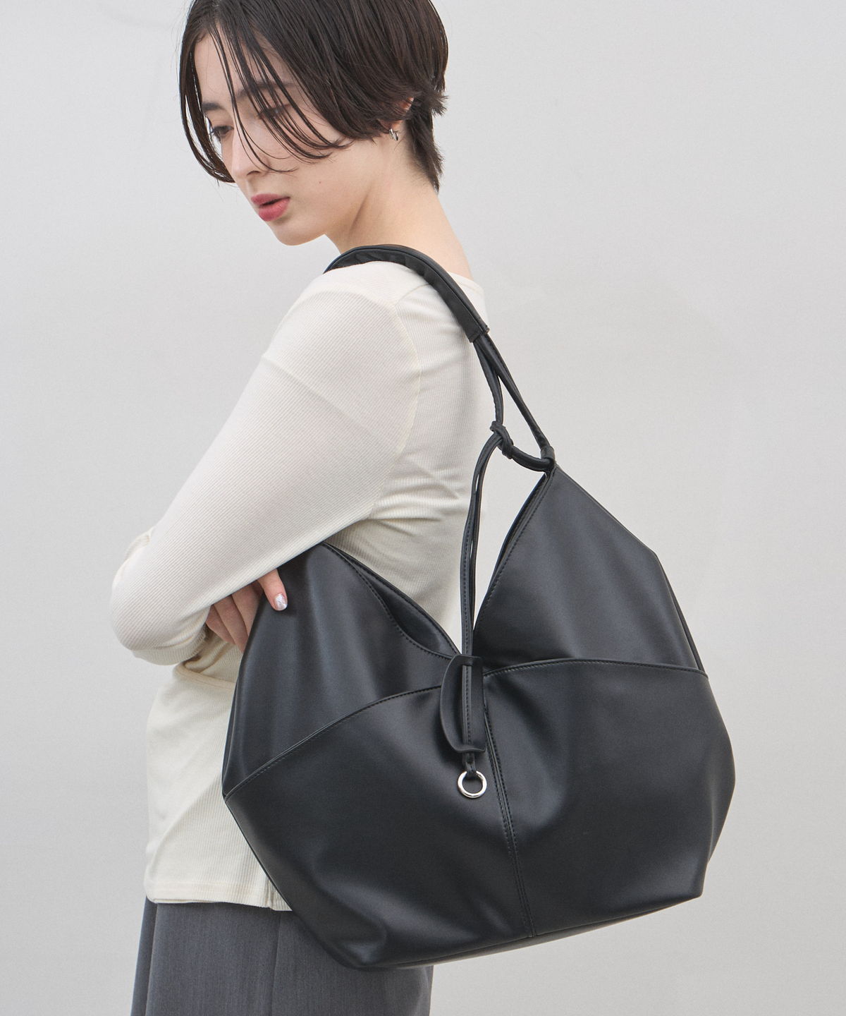 【オフィシャルサイト限定】フェイクレザー切り替えデザイン台形ショルダーバッグ