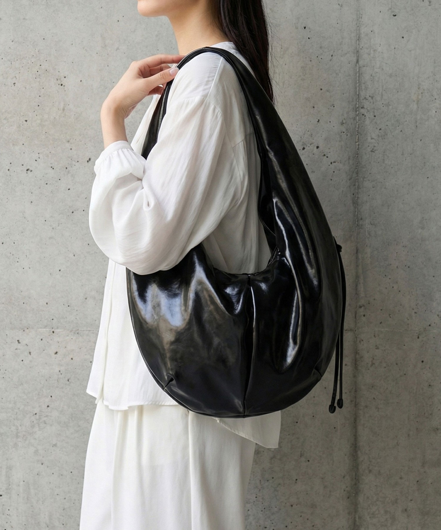 【オフィシャルサイト限定】フェイクレザーエナメル風リボンショルダーバッグ