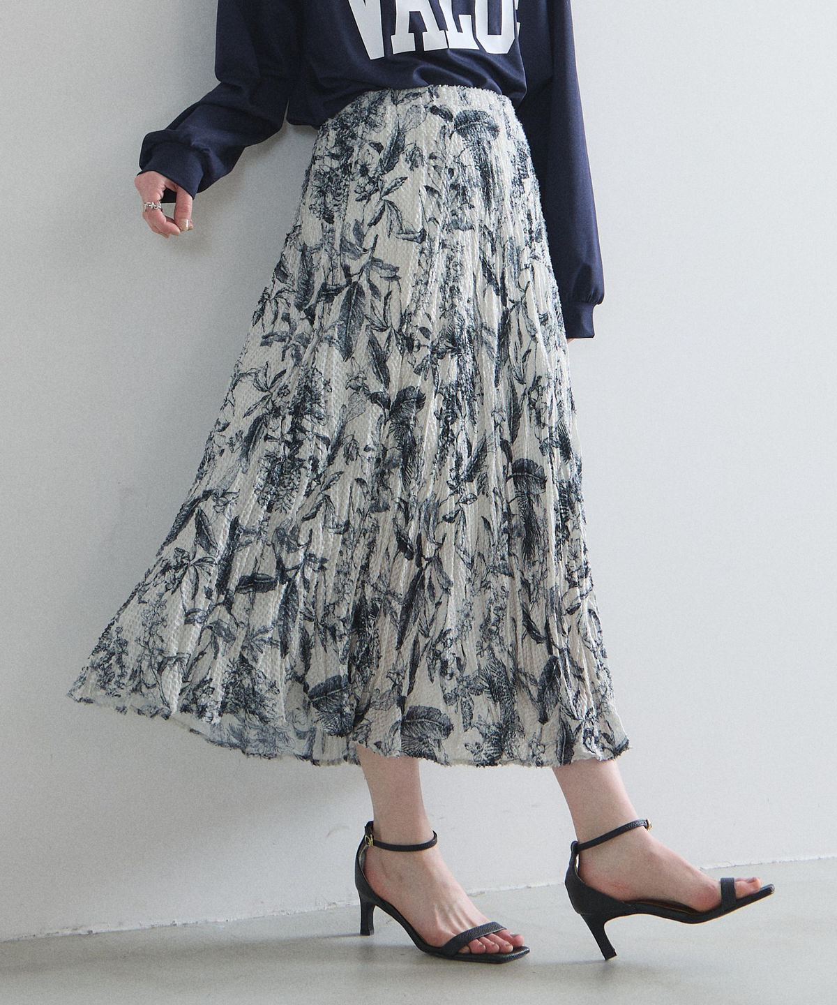 【オフィシャルサイト限定】モノトーン花柄プリーツスカート