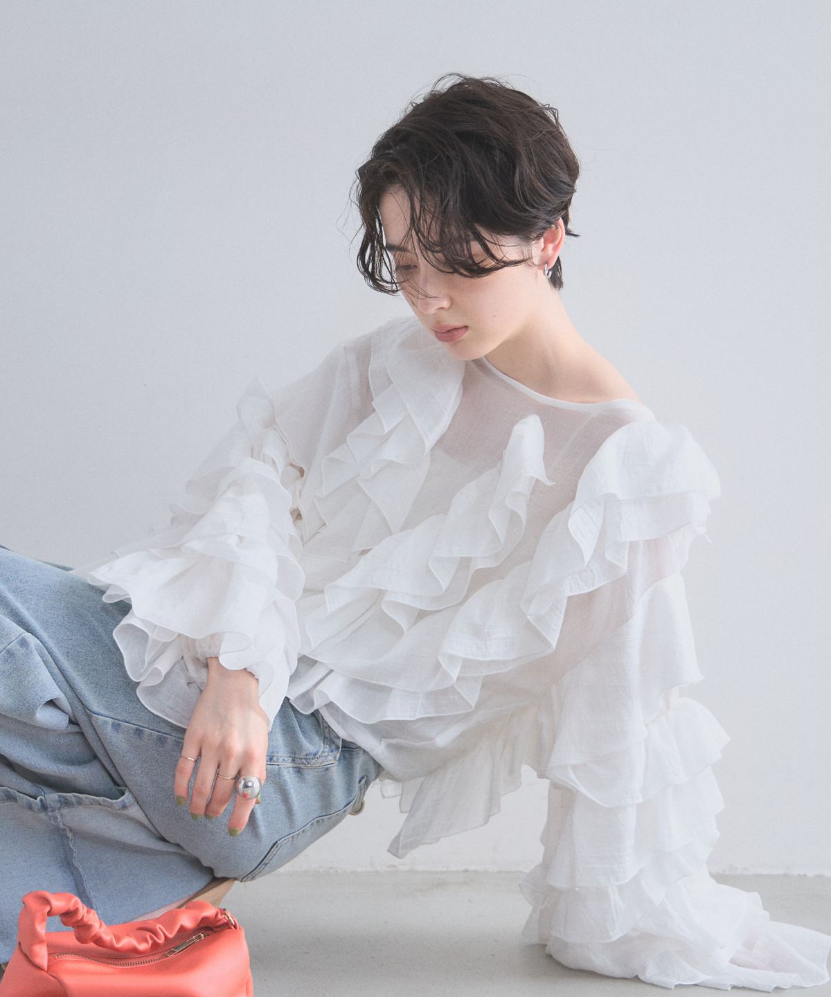 【オフィシャルサイト限定】ラッフルセミシアーブラウス